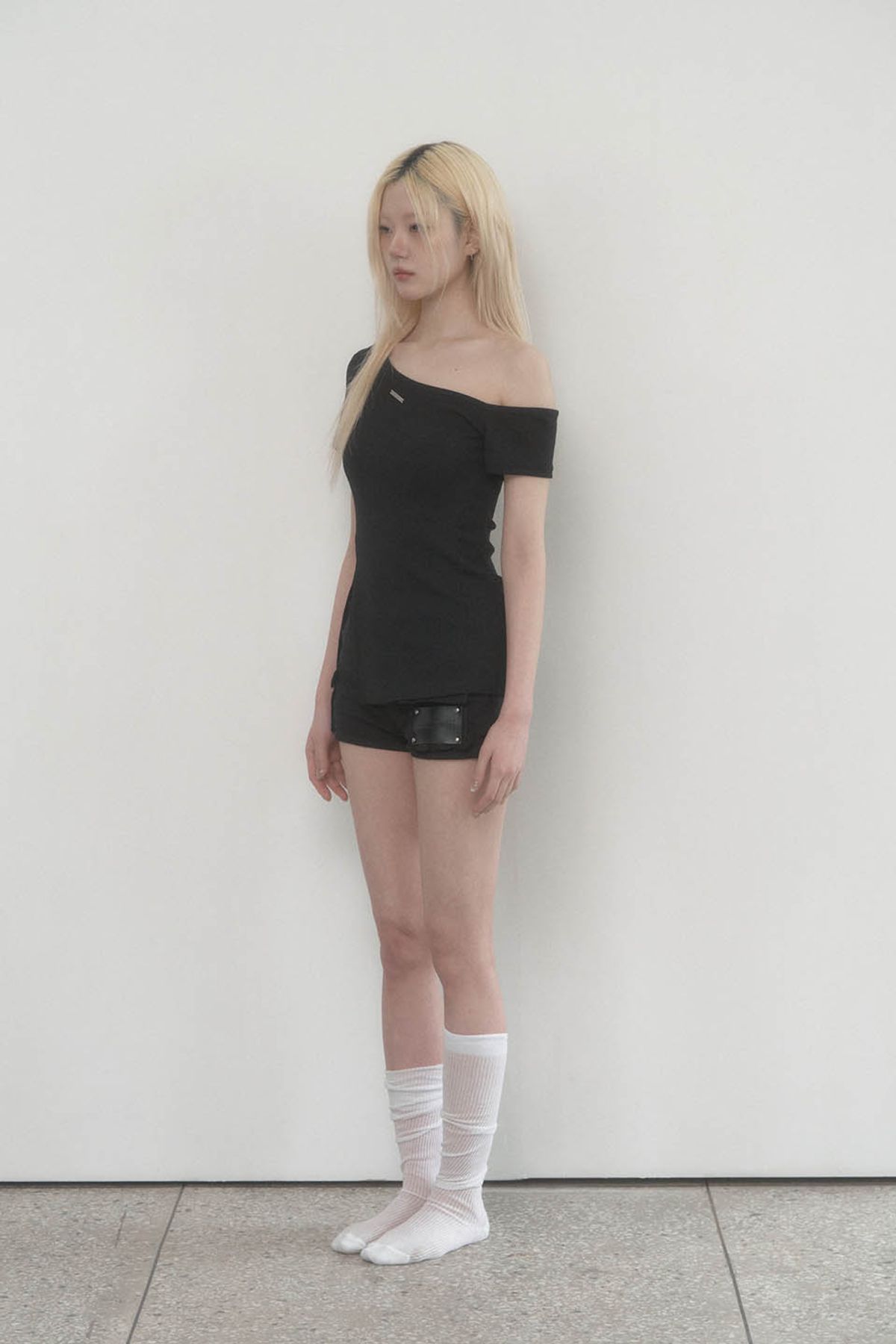 에트오소메(ETRE AU SOMMET) One-shoulder Basic Slit Top (Black)