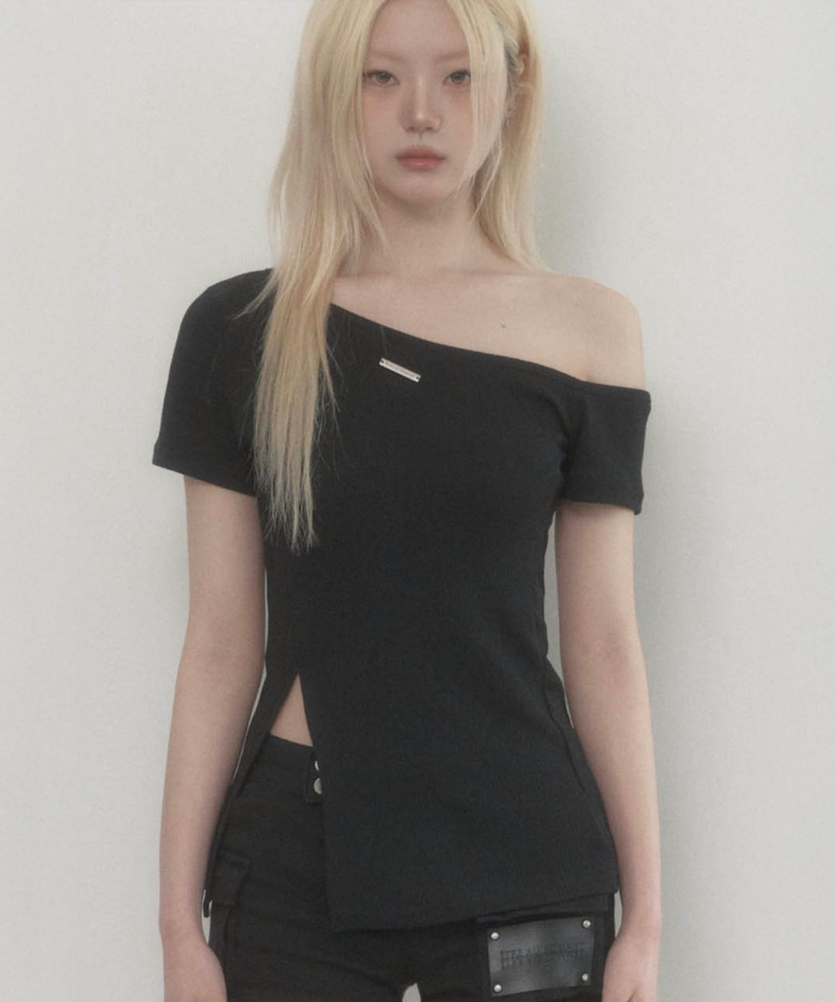 에트오소메(ETRE AU SOMMET) One-shoulder Basic Slit Top (Black)