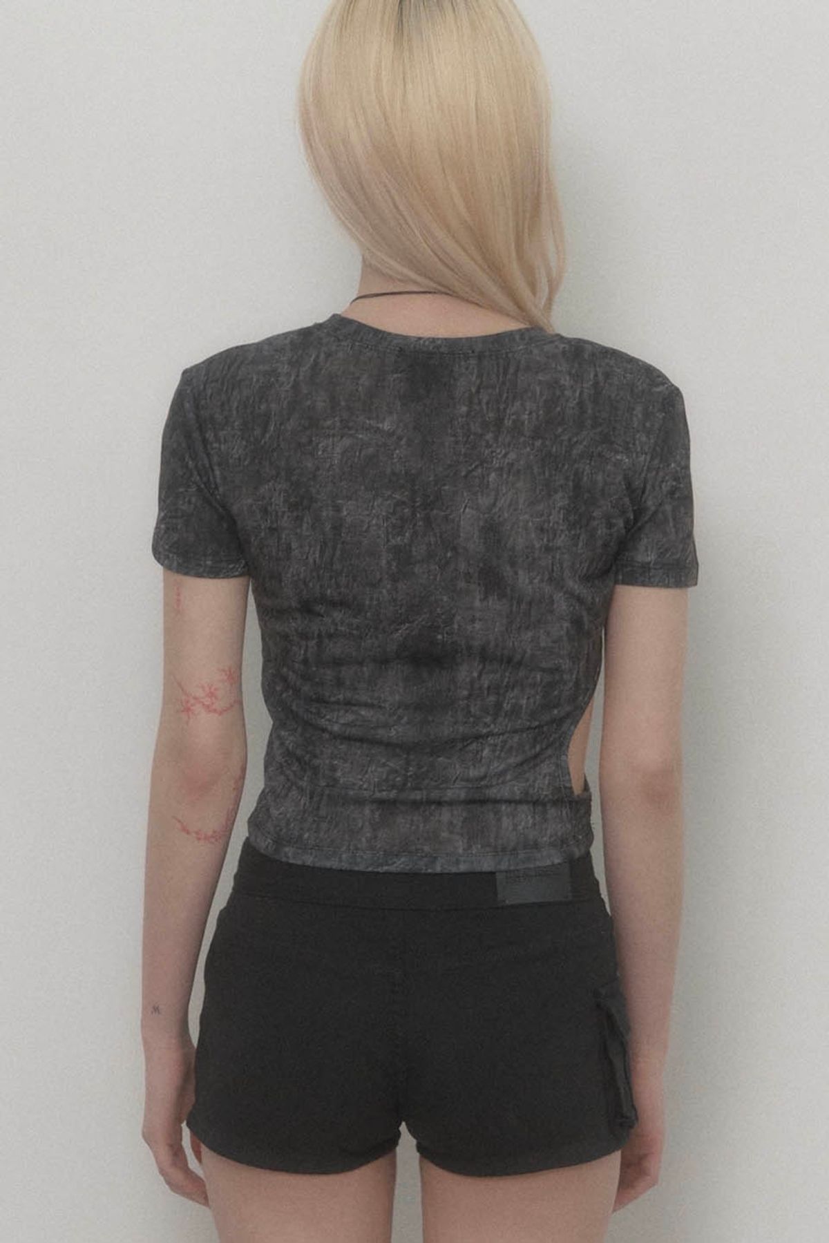 에트오소메(ETRE AU SOMMET) Graphic Side-hole Top (Black)