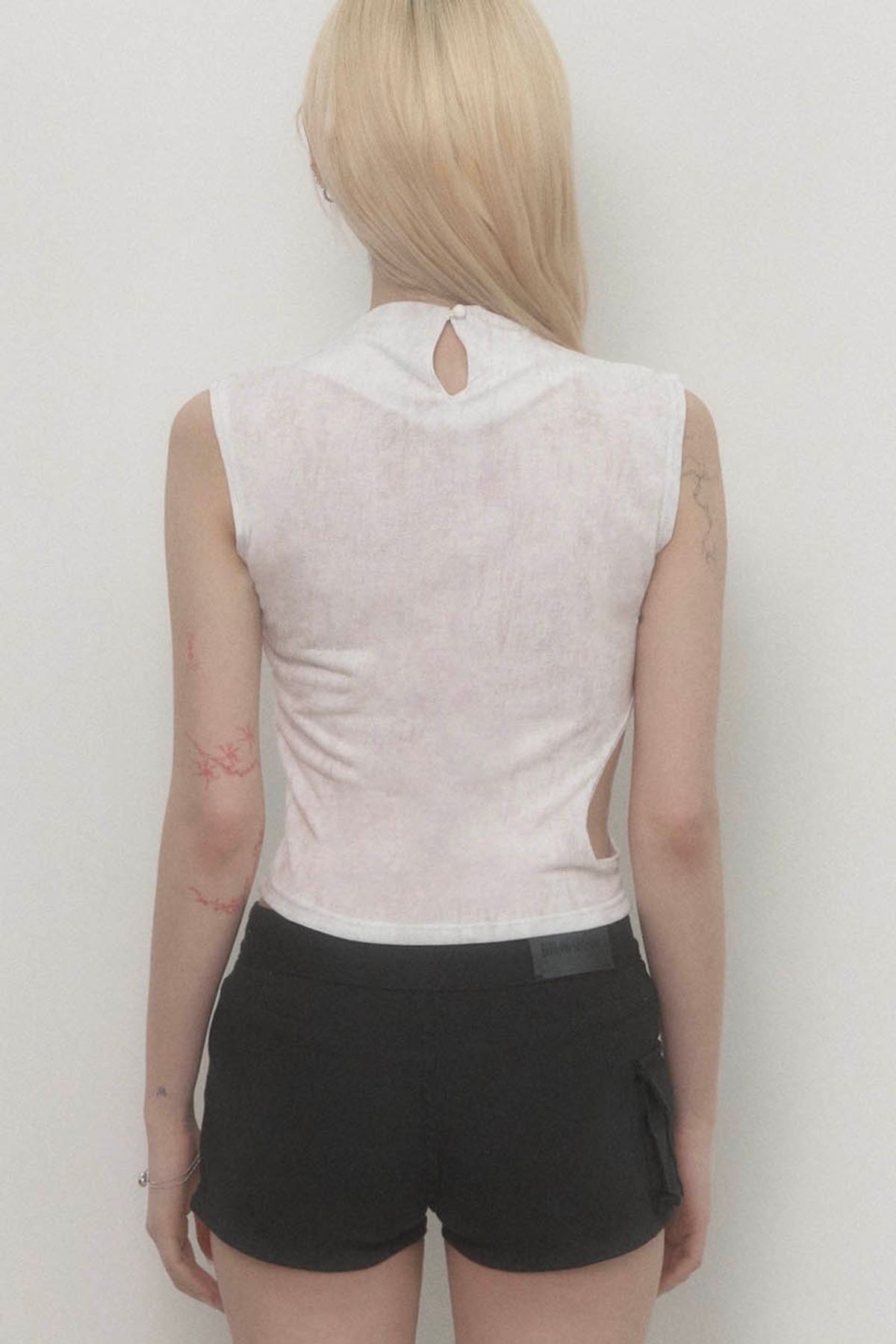 에트오소메(ETRE AU SOMMET) Graphic Side-hole Neck Slit Tank Top (White)