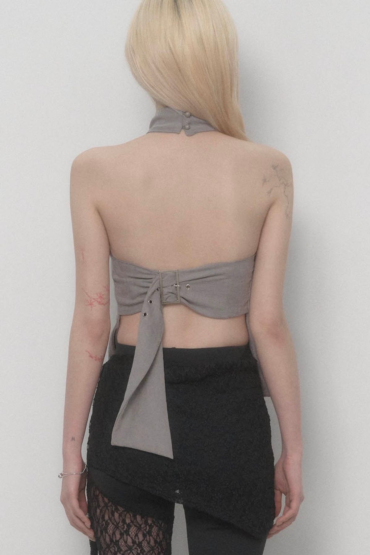 에트오소메(ETRE AU SOMMET) Back Big-belt Halter Top (Gray)
