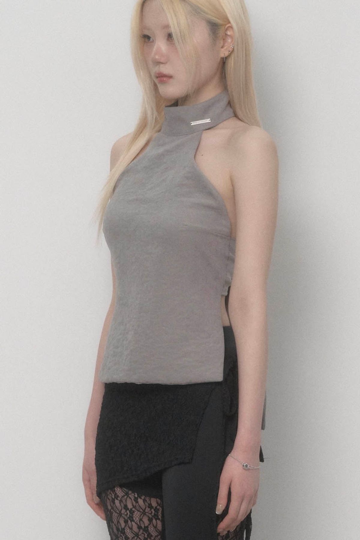에트오소메(ETRE AU SOMMET) Back Big-belt Halter Top (Gray)