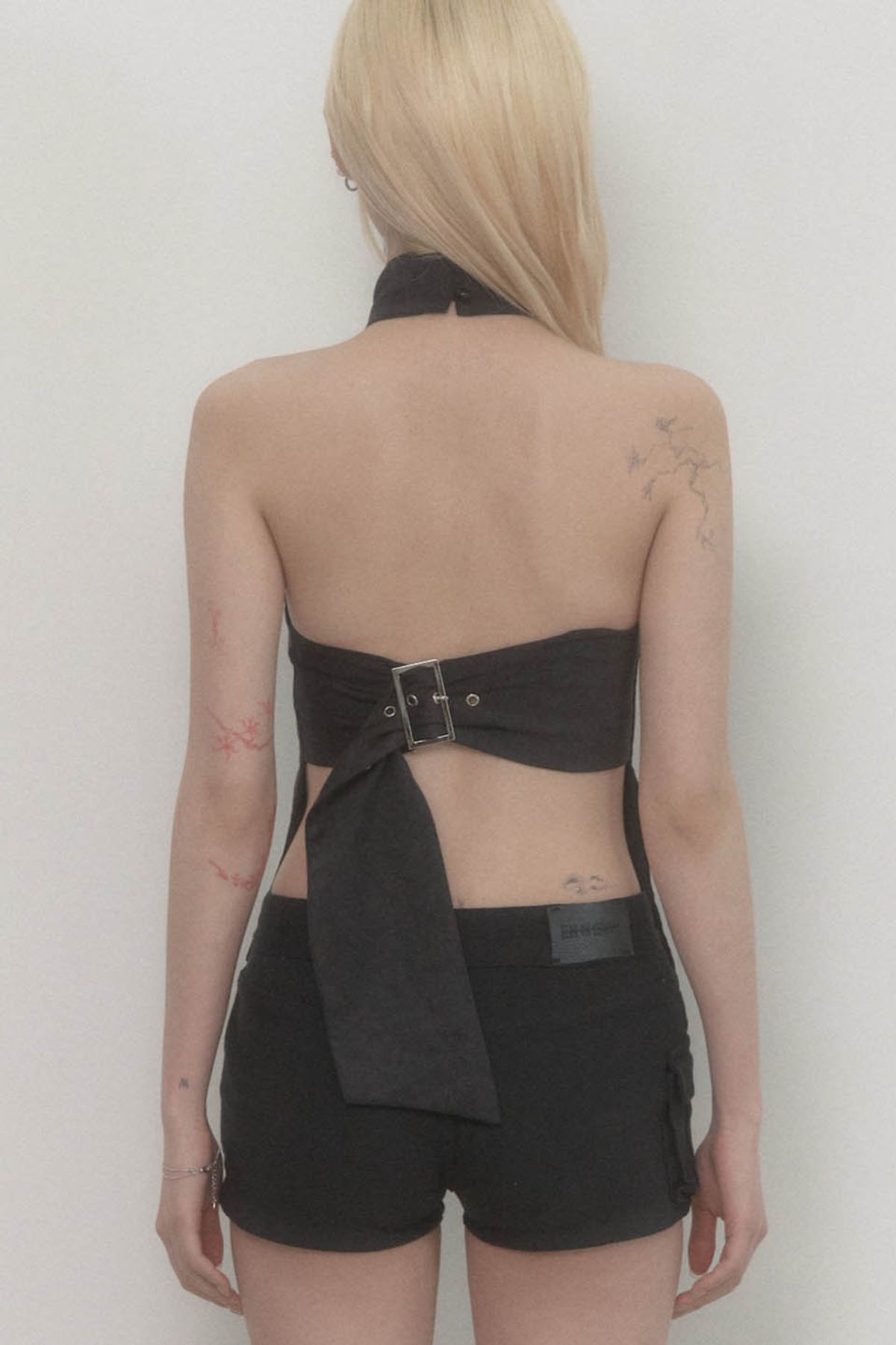 에트오소메(ETRE AU SOMMET) Back Big-belt Halter Top (Black)