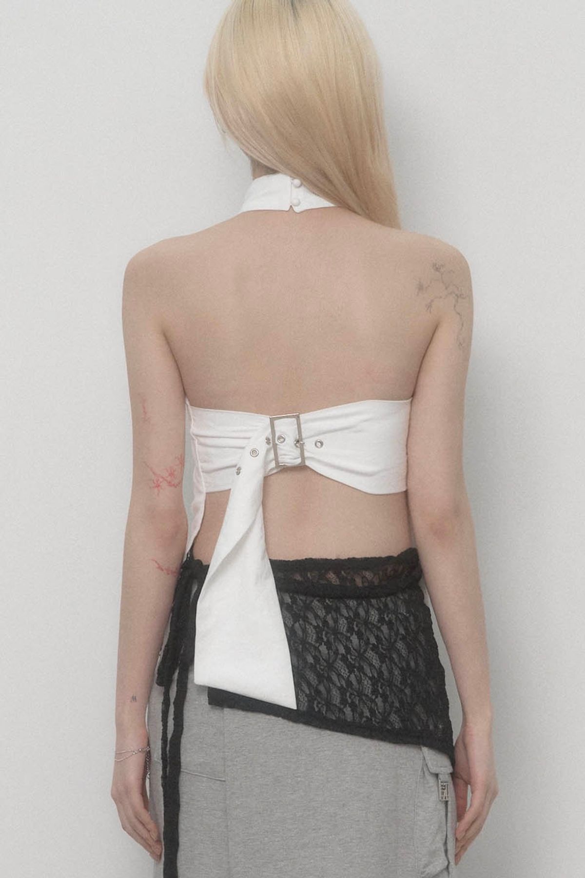 에트오소메(ETRE AU SOMMET) Back Big-belt Halter Top (White)