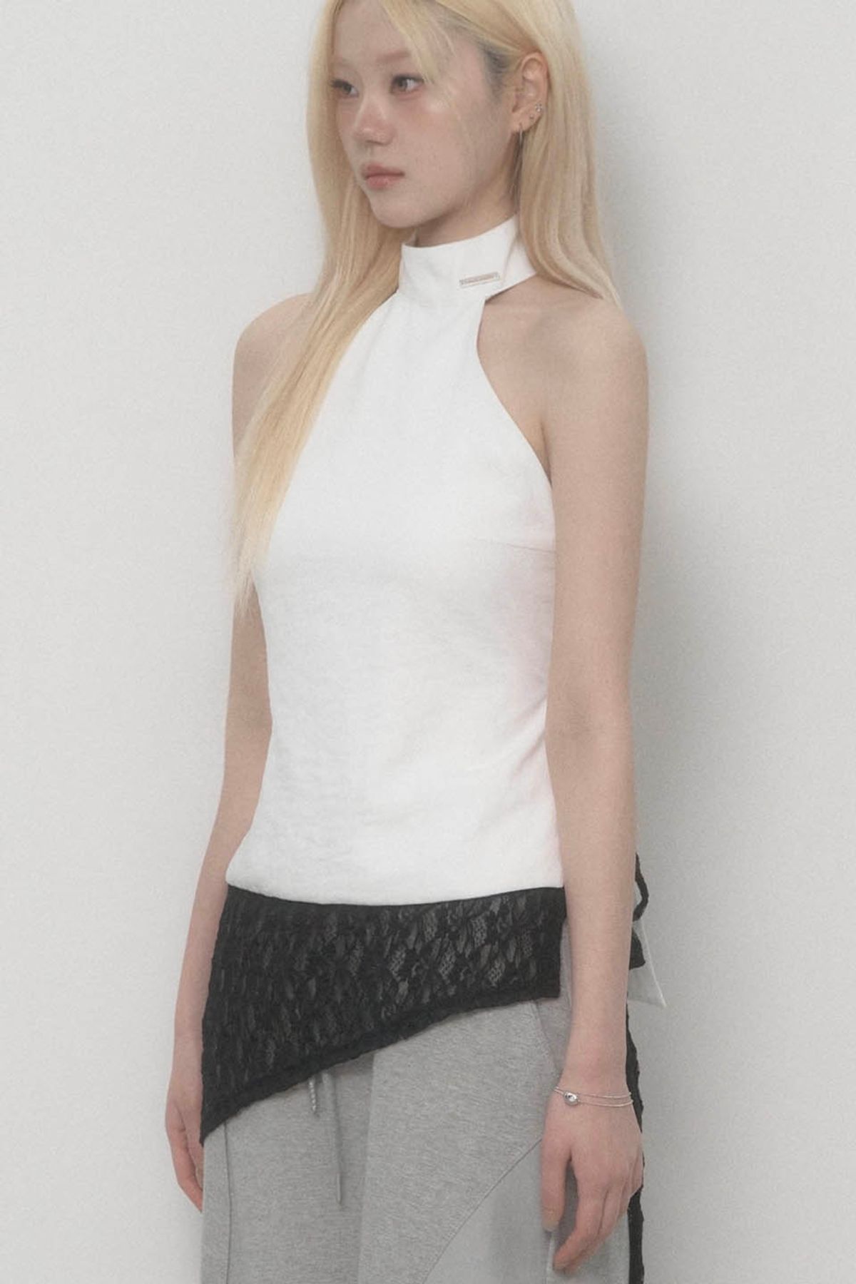 에트오소메(ETRE AU SOMMET) Back Big-belt Halter Top (White)