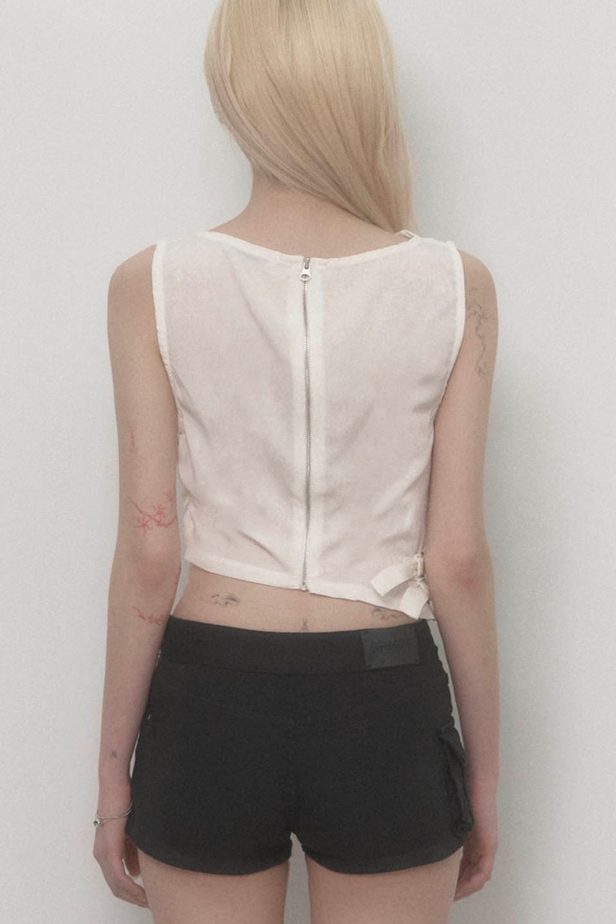 에트오소메(ETRE AU SOMMET) Draped Belt Satin Tank Top (white)