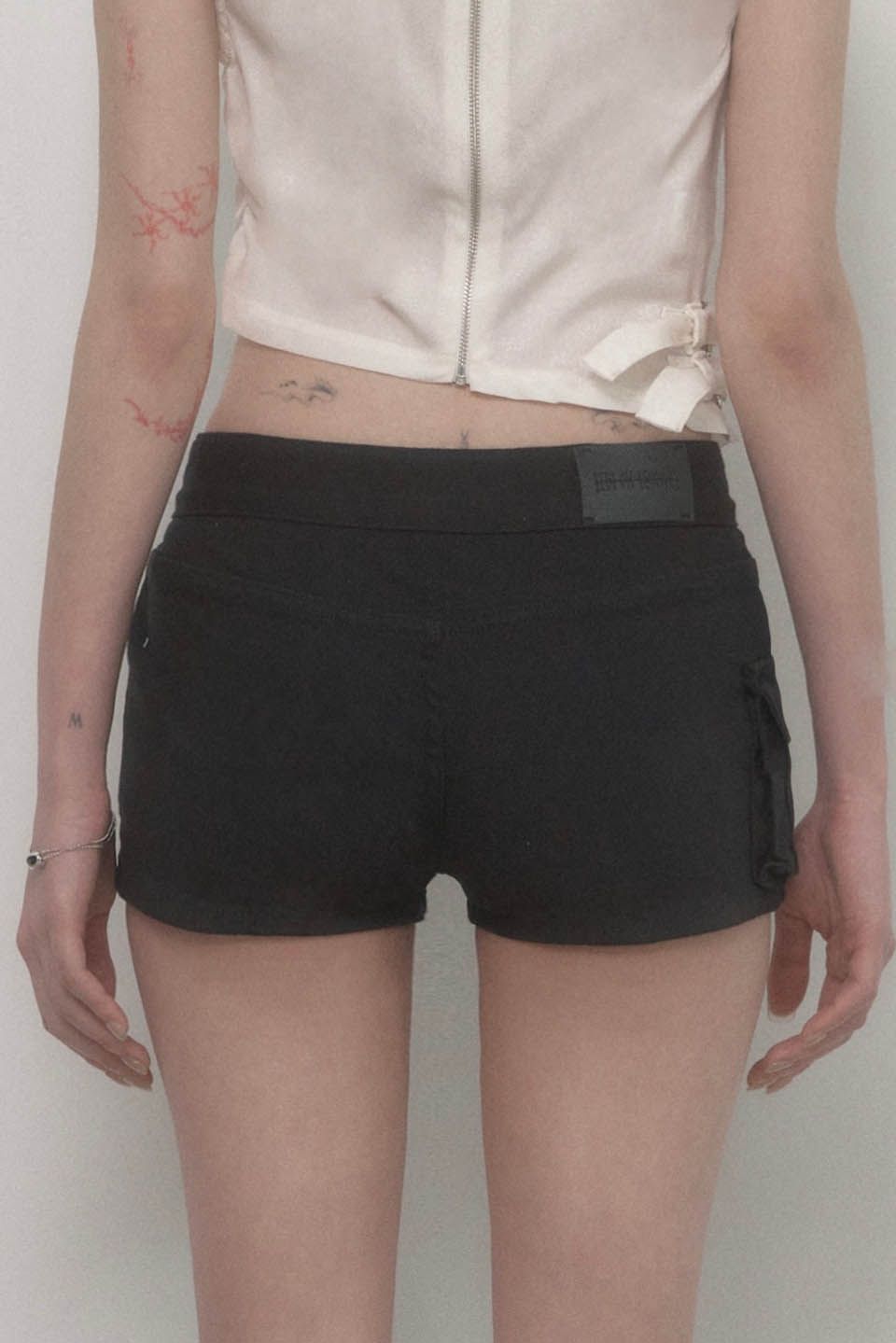 에트오소메(ETRE AU SOMMET) Leather Patch Cargo Short Pants (Black