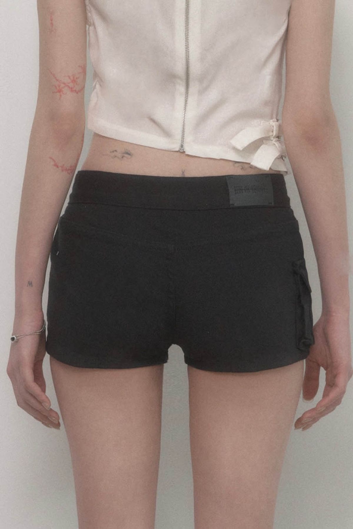 에트오소메(ETRE AU SOMMET) Leather Patch Cargo Short Pants (Black)