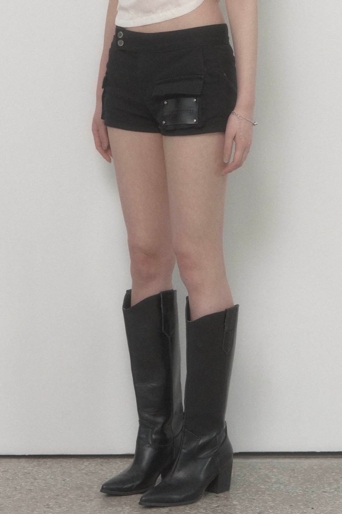 에트오소메(ETRE AU SOMMET) Leather Patch Cargo Short Pants (Black)
