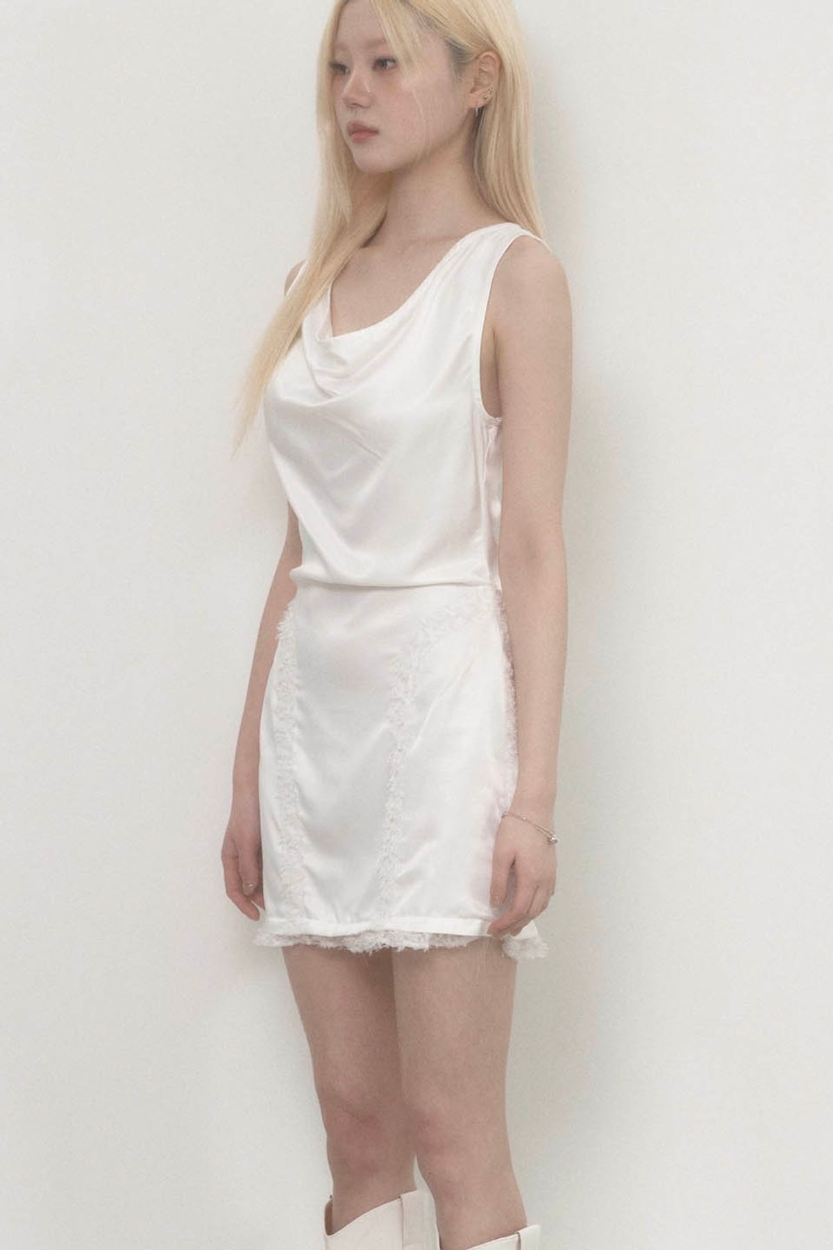 에트오소메(ETRE AU SOMMET) Draped Lace Dress (White)