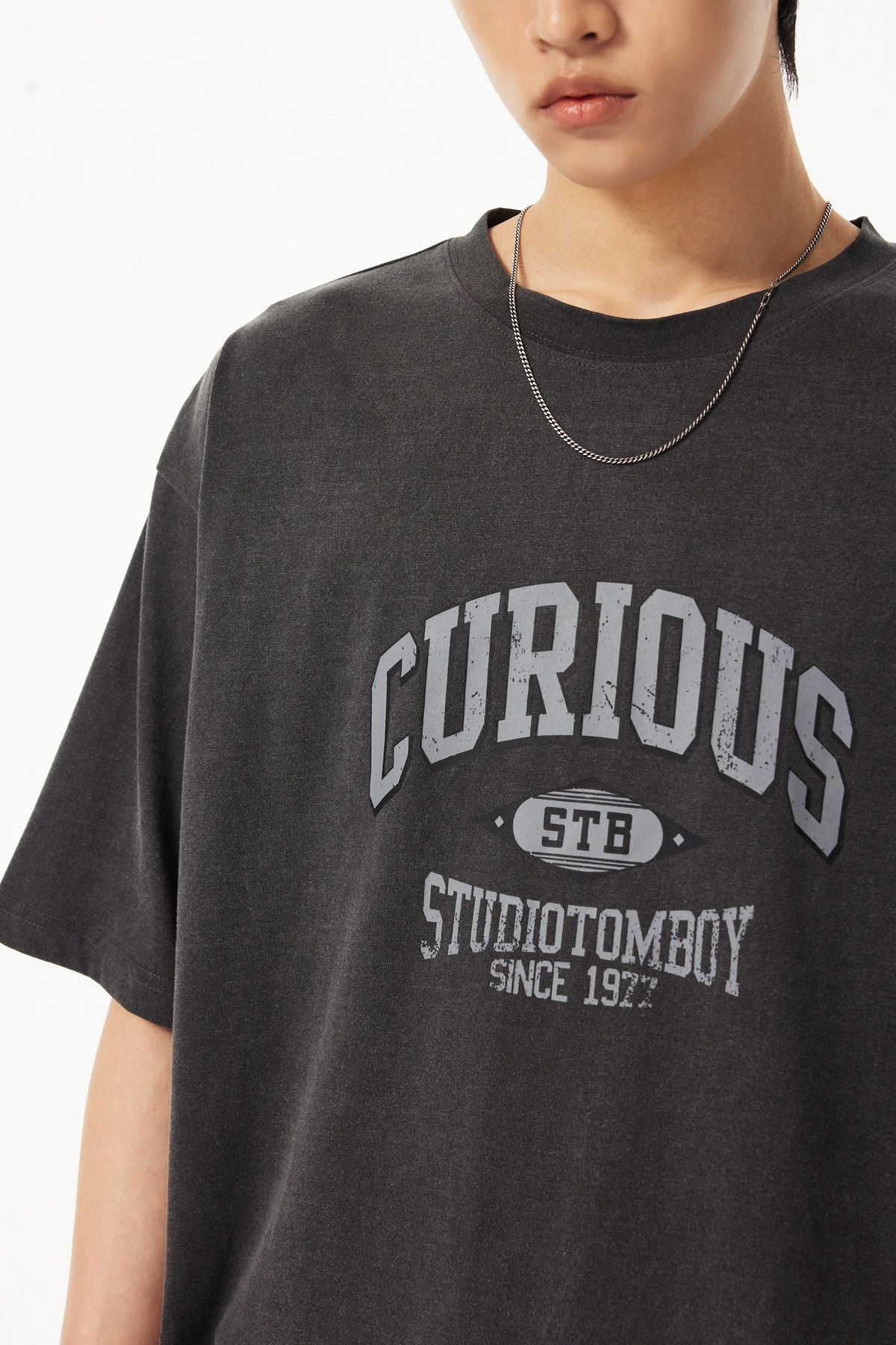 스튜디오 톰보이(STUDIO TOMBOY) [MEN] CURIOUS 프린트 피그먼트 티셔츠_다크 그레이 91M5222511