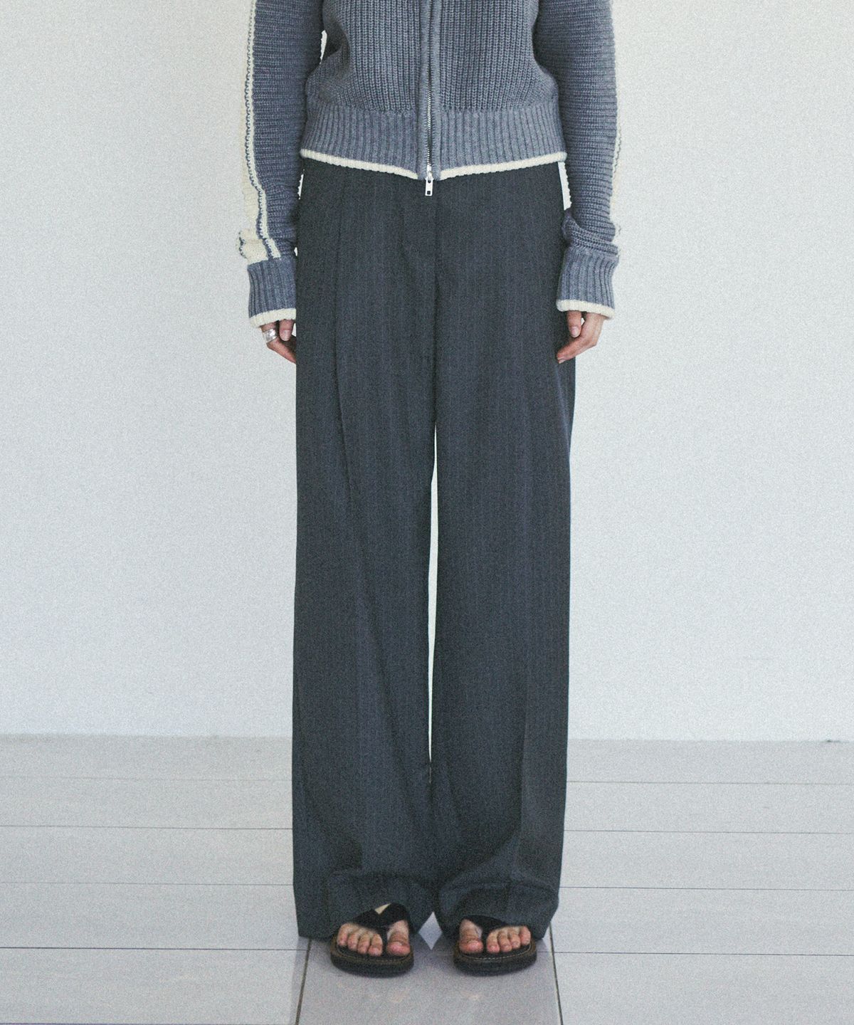 씨타(CITTA) 90s Retro Pin Stripe One-tuck Slacks_CTB519(Grey)