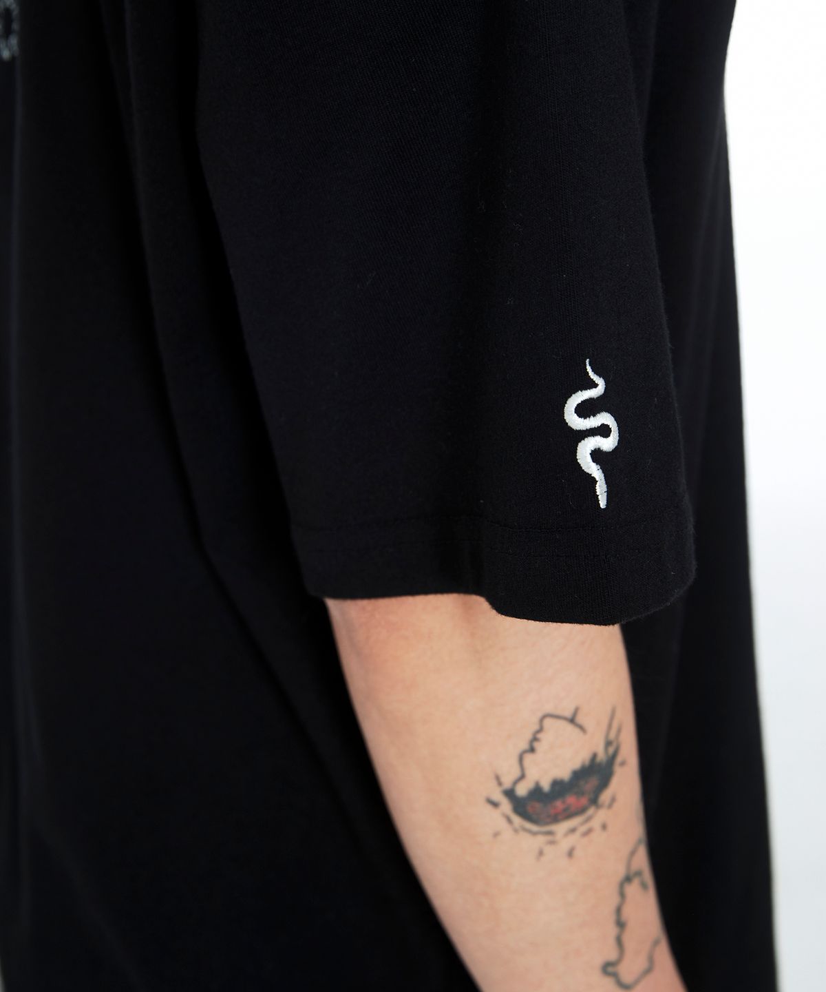 쎄르페(SSERPE) [James Keys x SSERPE] Everybody Goes Half Sleeve T Black