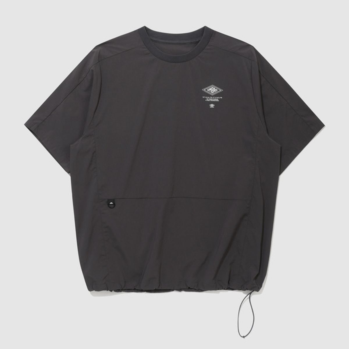 엄브로(UMBRO) 칠아웃 쿨링 그래픽 반팔 피스테 차콜(UQ223CWT62)