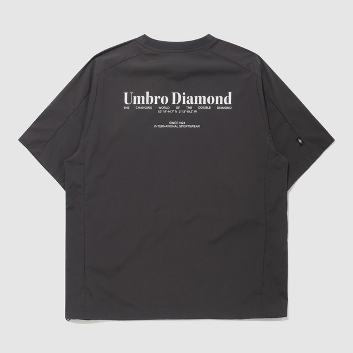 엄브로(UMBRO) 칠아웃 쿨링 그래픽 반팔 피스테 차콜(UQ223CWT62)