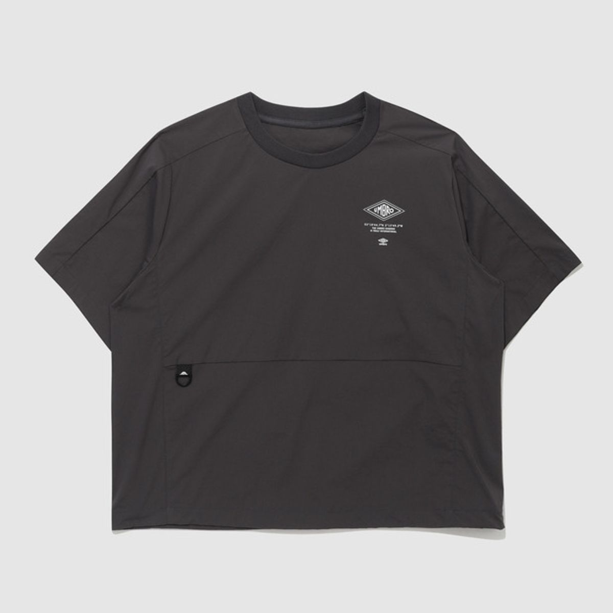 엄브로(UMBRO) 칠아웃 쿨링 그래픽 반팔 피스테 차콜(UQ223CWT62)