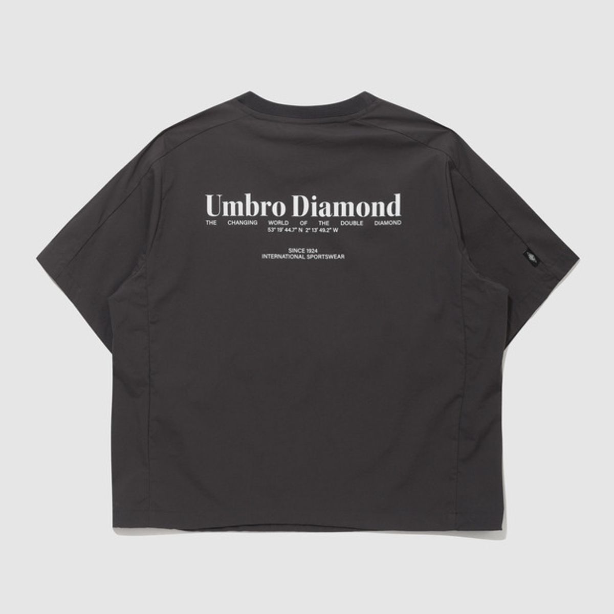 엄브로(UMBRO) 칠아웃 쿨링 그래픽 반팔 피스테 차콜(UQ223CWT62)