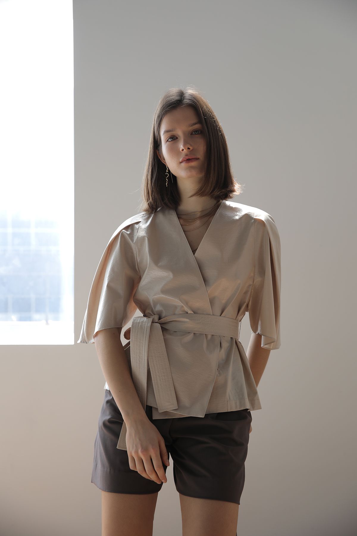 까이에(CAHIERS) 퍼프 소매 드레이프 랩 자켓