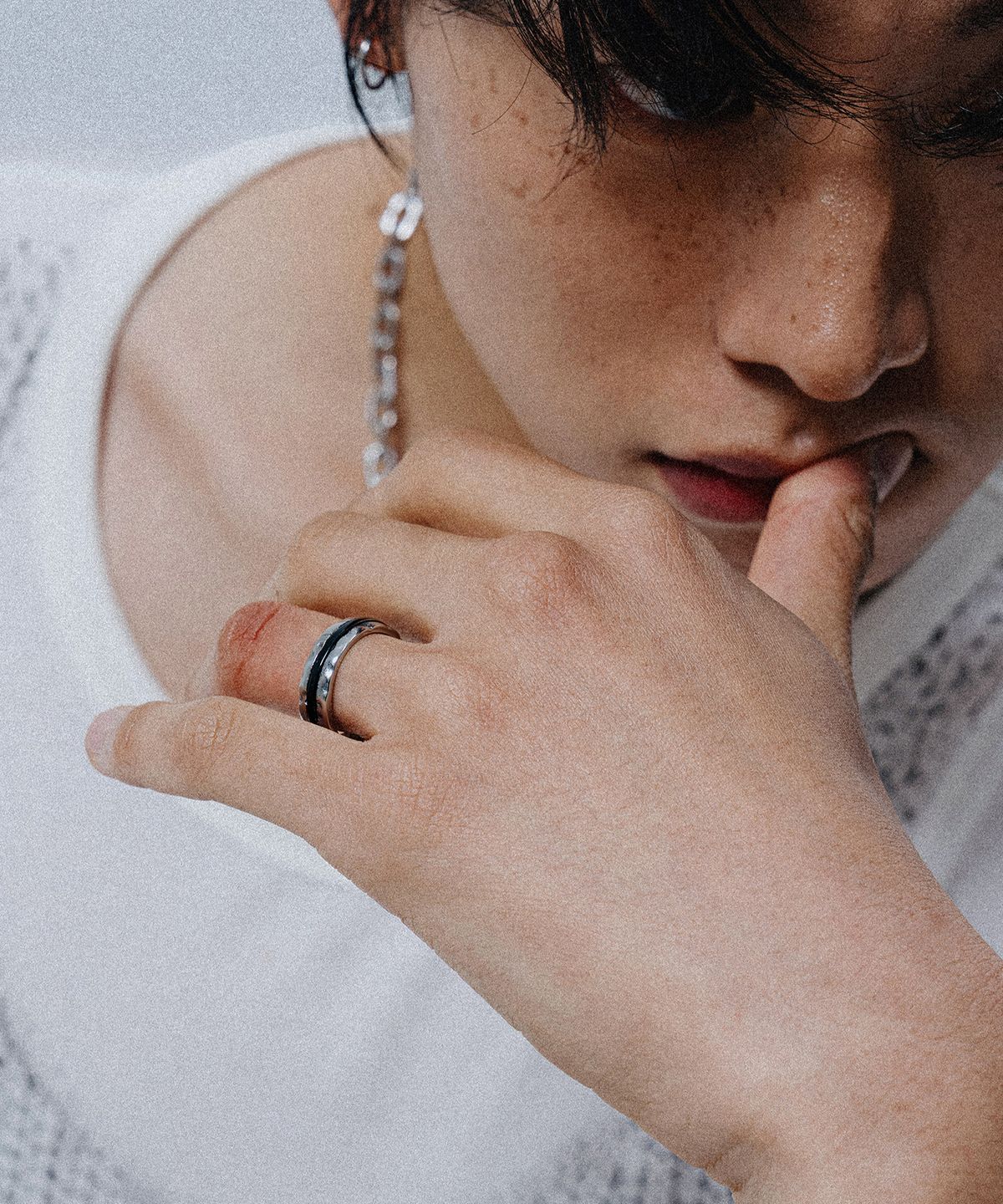 스칼렛또블랙(SCALETTOBLACK) WSM012 Rough Black Line Ring