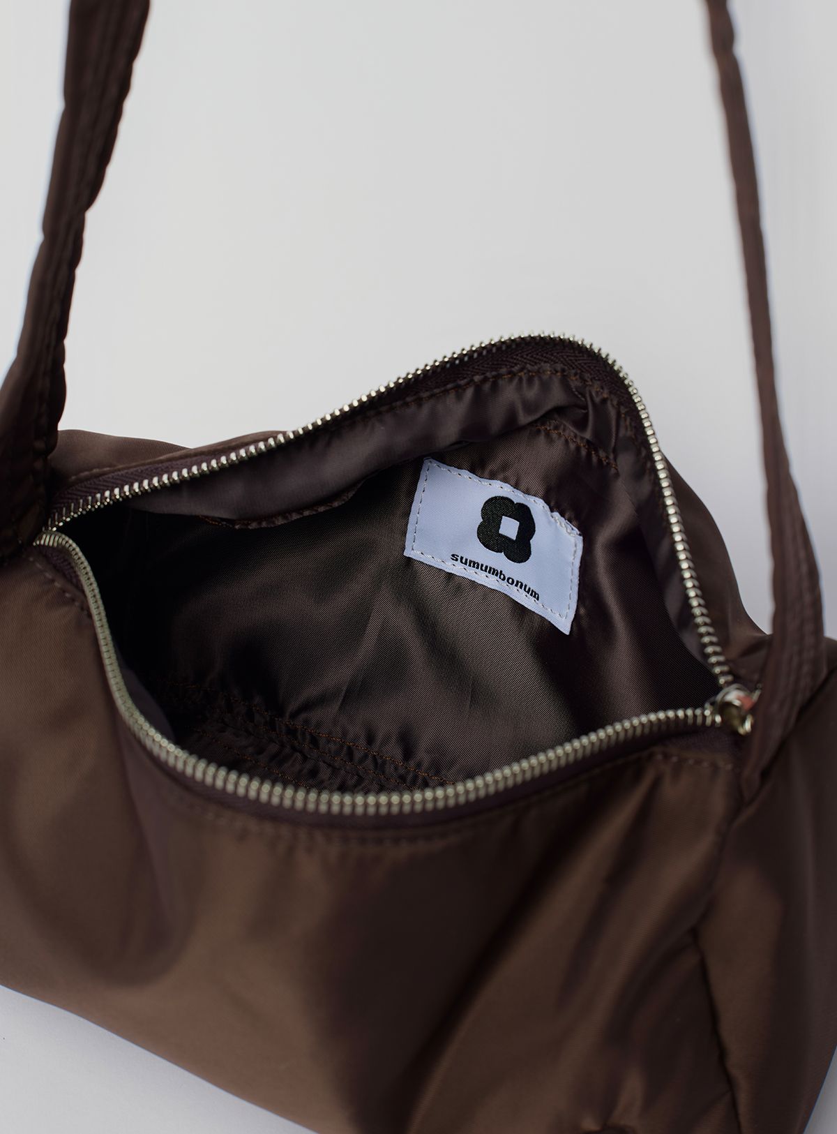 수뭄보눔(SUMUMBONUM) Liam Bag [Brown]
