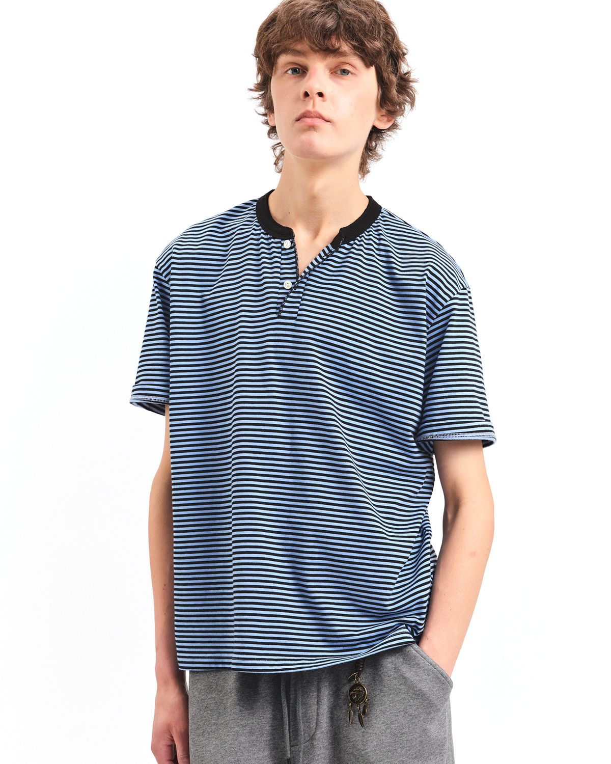 포커페이스(POKERFACE) STRIPE HENLEY NECK T-SHIRTS BLUE