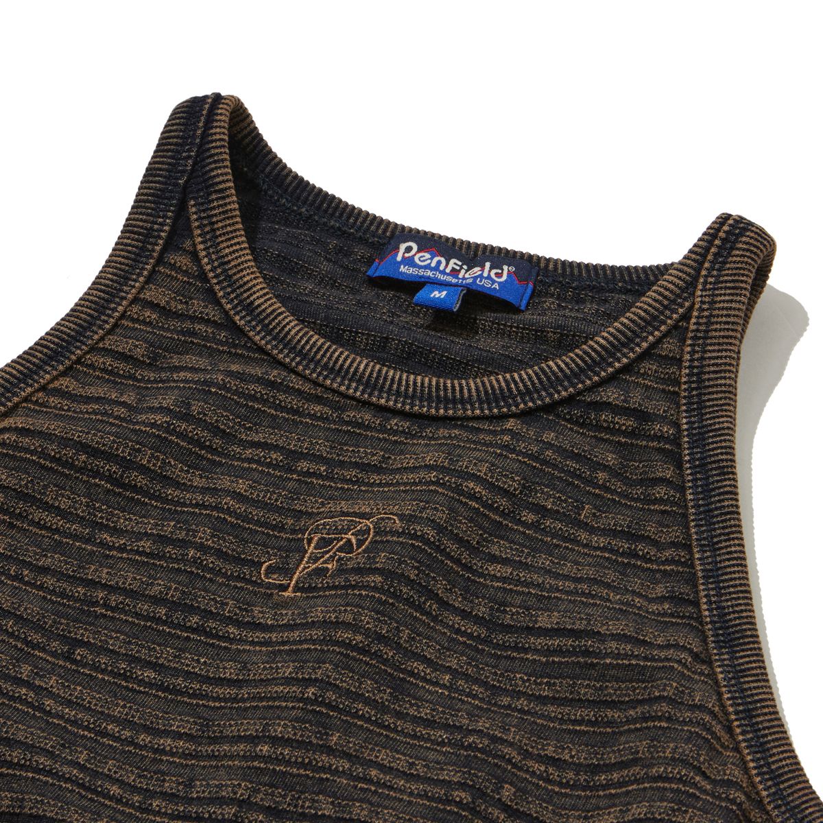 펜필드(PENFIELD) 우먼즈 심볼 자수 로고 인디고 다잉 슬리브 리스 브라운_FR2KV36F