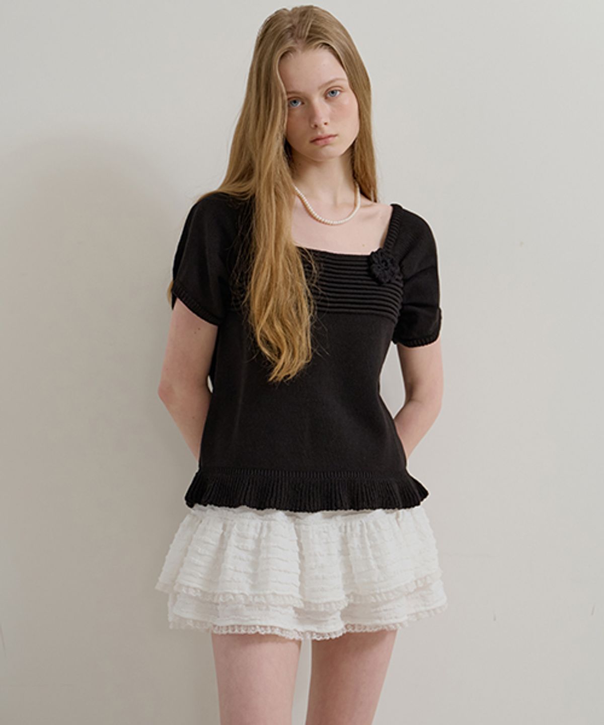 모어댄라이크(MORE THAN LIKE) SQUARE FLOWER KNIT - BLACK
