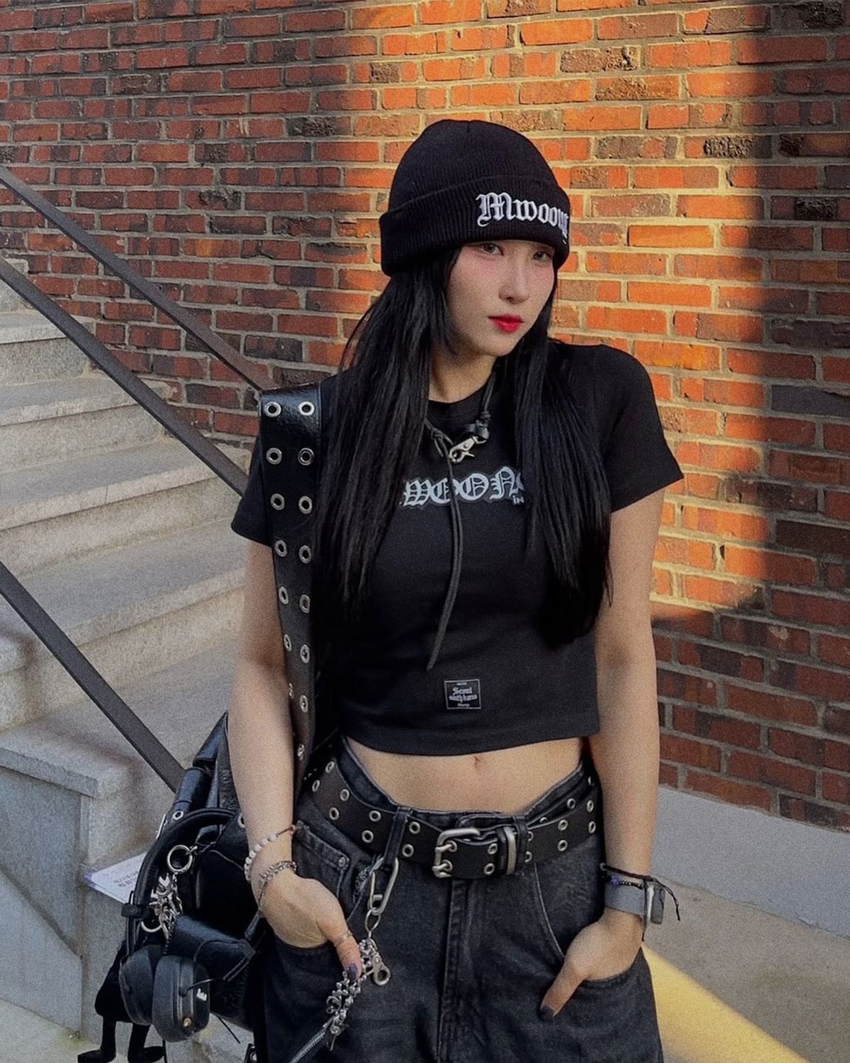 뭉(MWOONG) bloom in Seoul crop Tee(black)