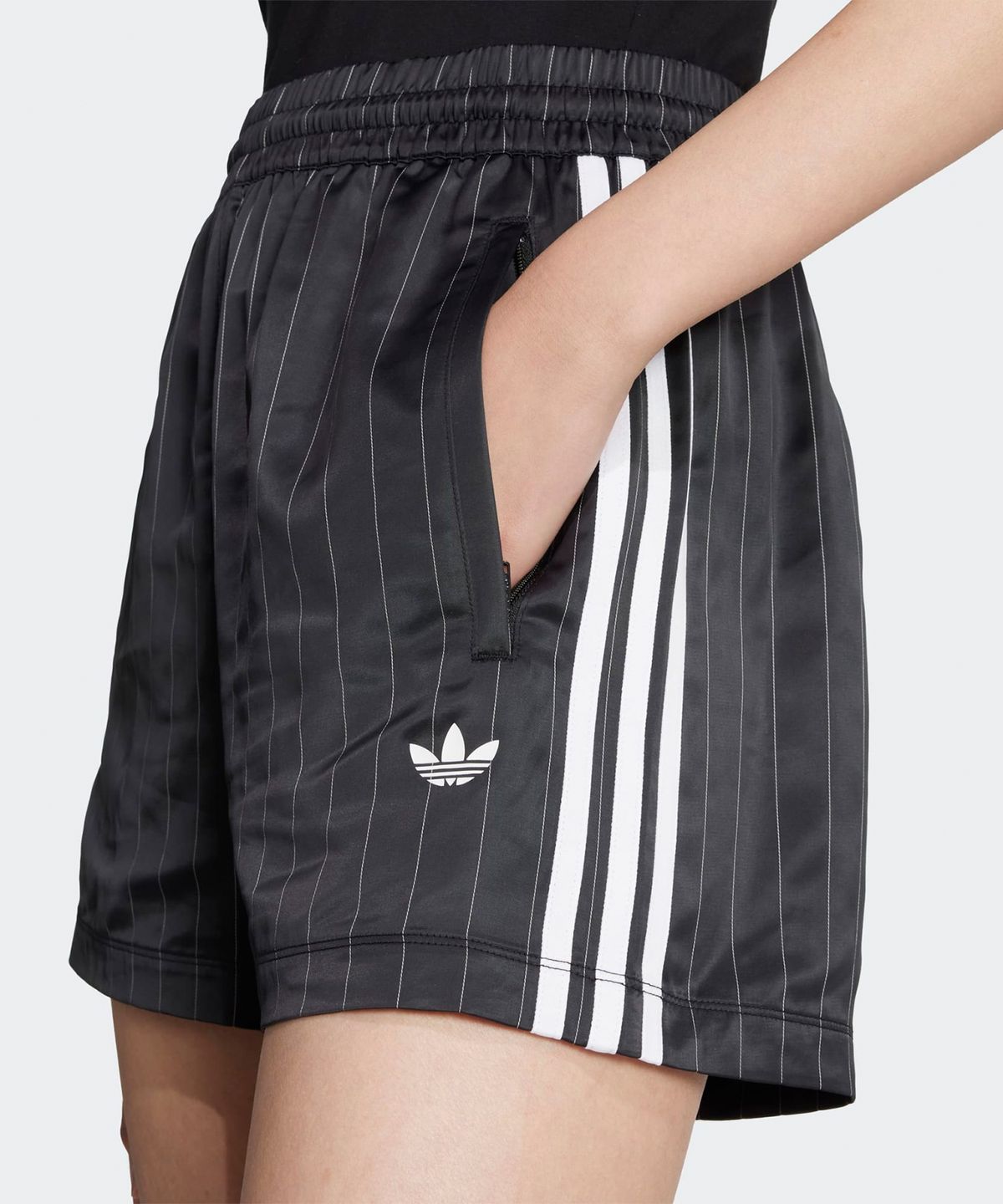 아디다스(ADIDAS) 핀스트라이프 새틴 숏 팬츠 - 블랙 / KD2283