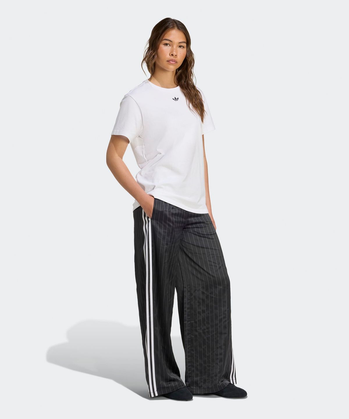 아디다스(ADIDAS) 핀스트라이프 새틴 와이드 팬츠 - 블랙 / KD2295