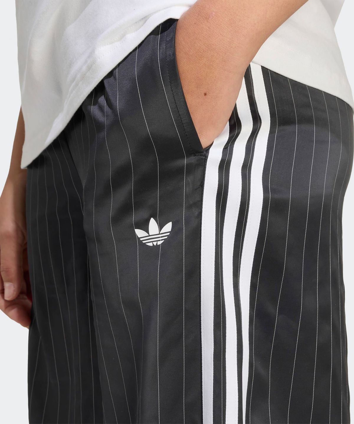 아디다스(ADIDAS) 핀스트라이프 새틴 와이드 팬츠 - 블랙 / KD2295