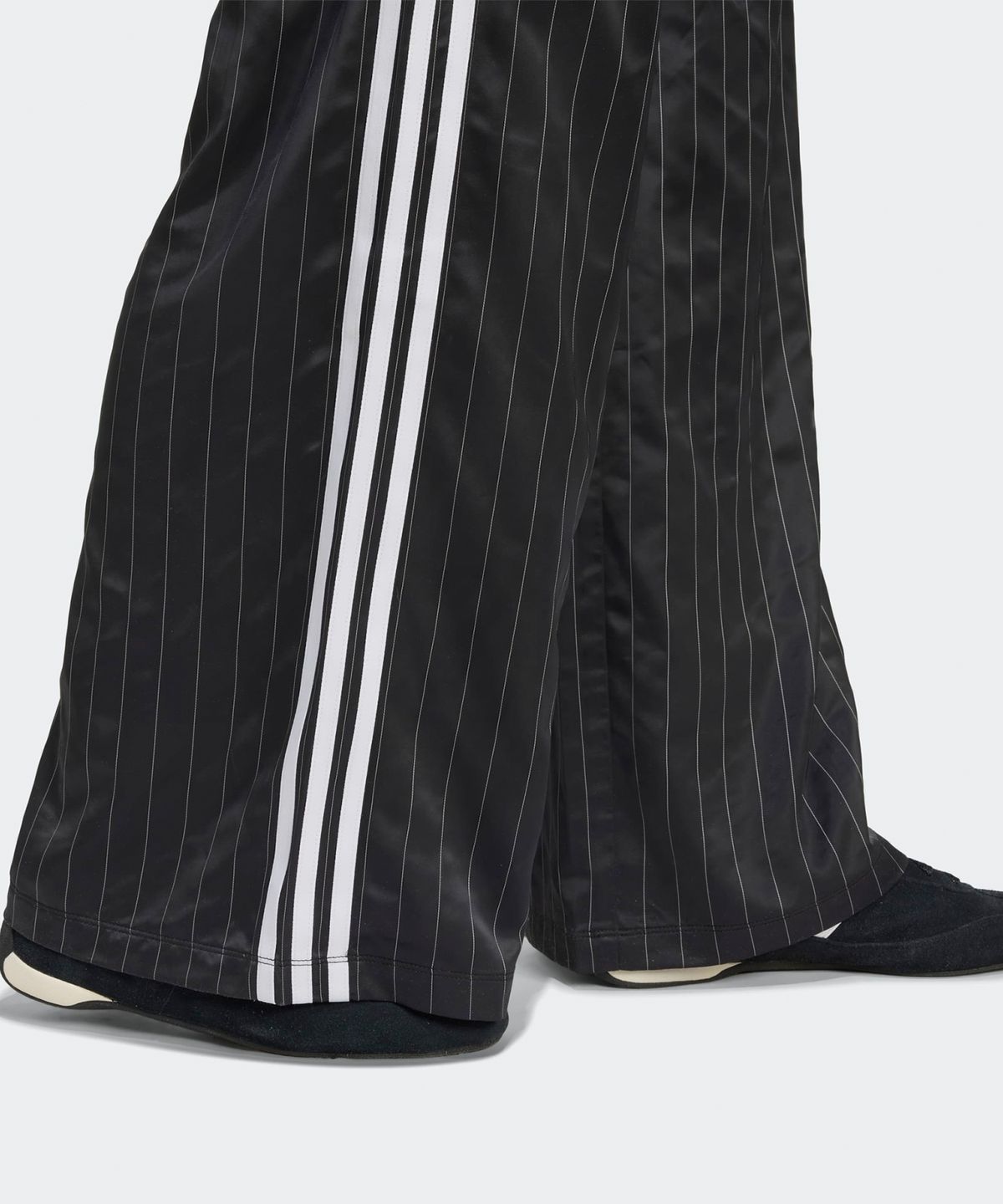 아디다스(ADIDAS) 핀스트라이프 새틴 와이드 팬츠 - 블랙 / KD2295