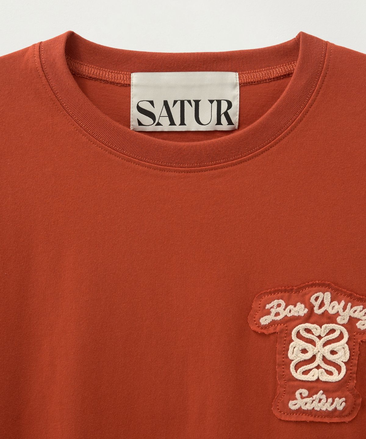 세터(SATUR) 본 보야지 로우컷 아플리케 반팔 티셔츠 브릭 오렌지