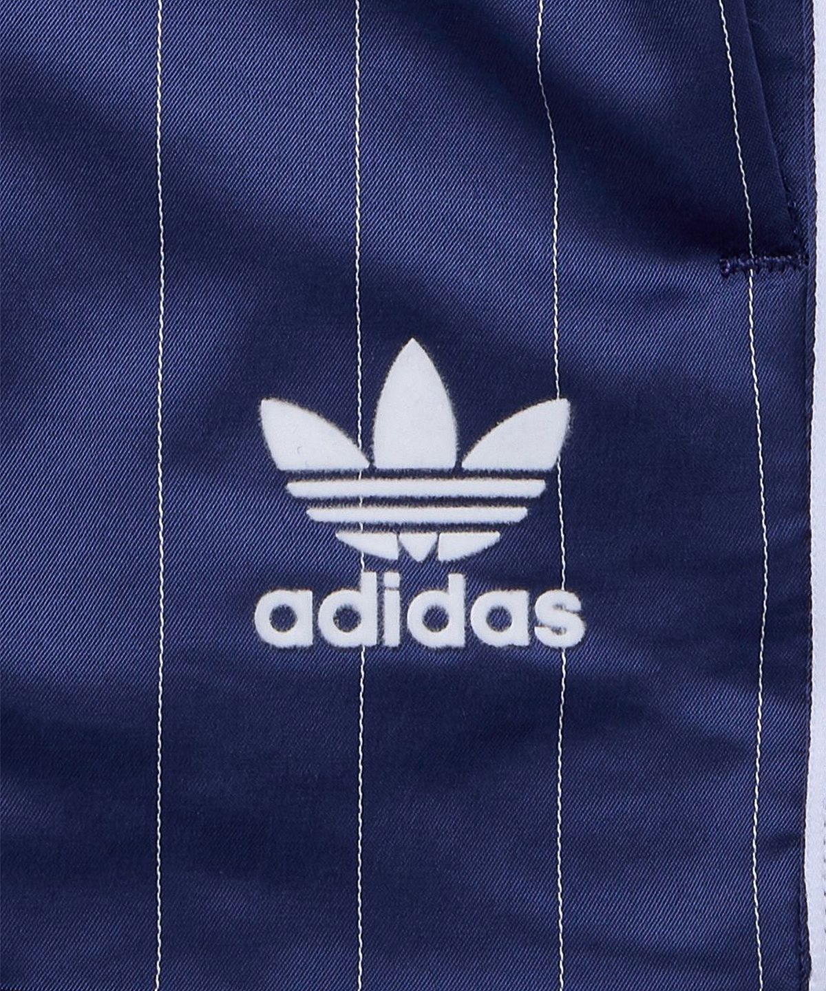 아디다스(ADIDAS) 핀스트라이프 새틴 숏 팬츠 - 다크블루 / KC4235