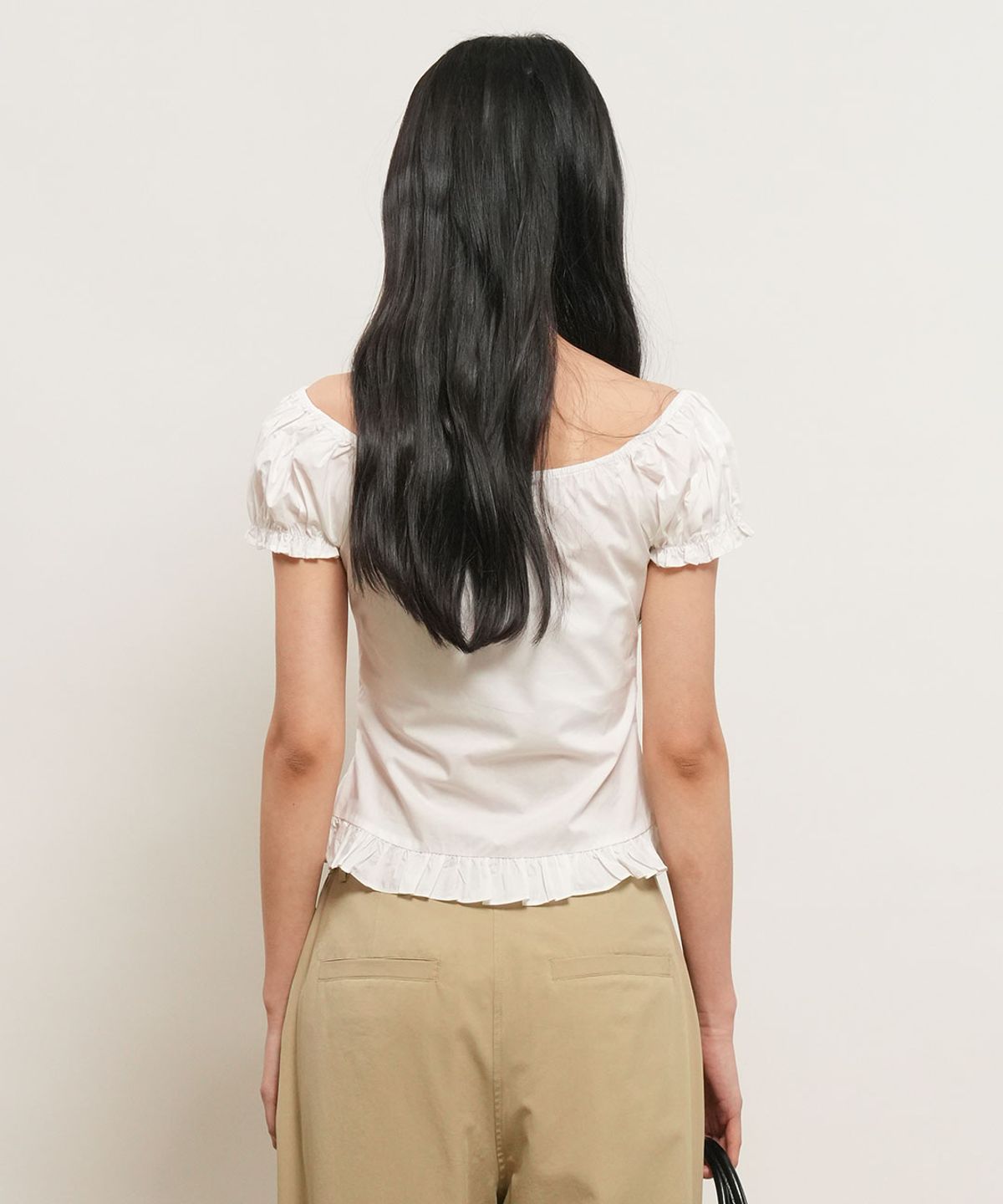 제너럴아이디어(GENERALIDEA) 캡 슬리브 하트넥 셔링 블라우스 [WHITE] / WBE2L03530