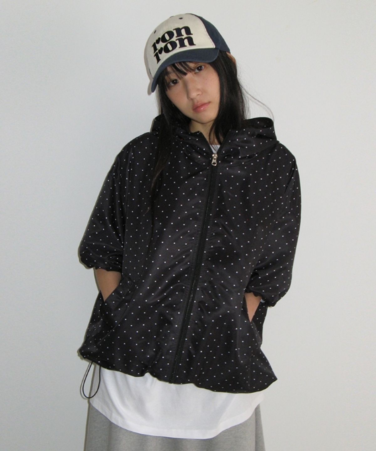 론론(RONRON) HOODED HALF SLEEVE WINDBREAKER BLACK WHITE DOT
