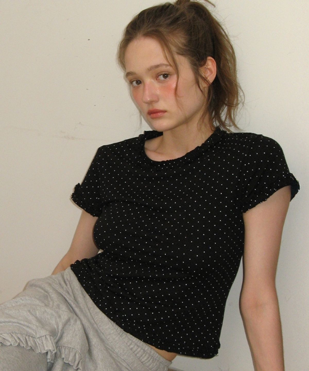론론(RONRON) NECK RUFFLE SHORT SLEEVE T SHIRT BLACK DOT