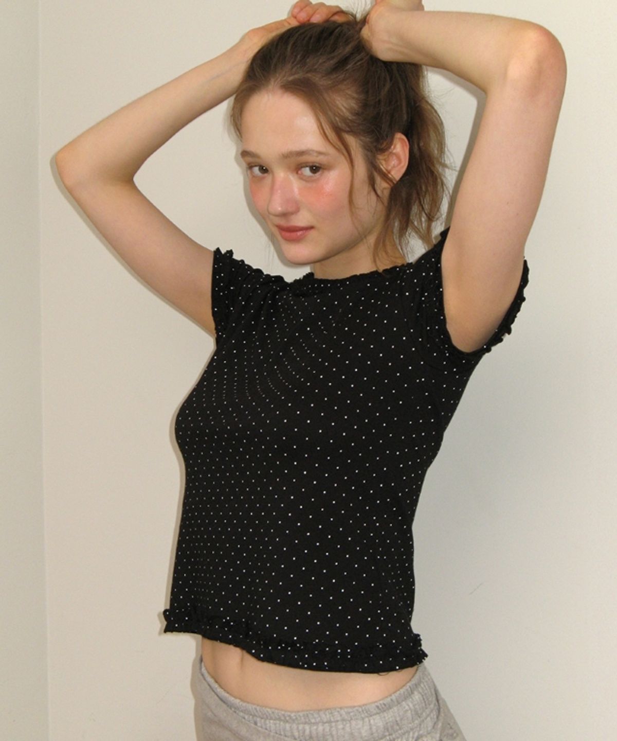 론론(RONRON) NECK RUFFLE SHORT SLEEVE T SHIRT BLACK DOT
