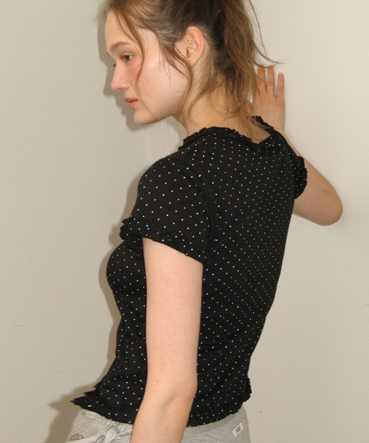 론론(RONRON) NECK RUFFLE SHORT SLEEVE T SHIRT BLACK DOT