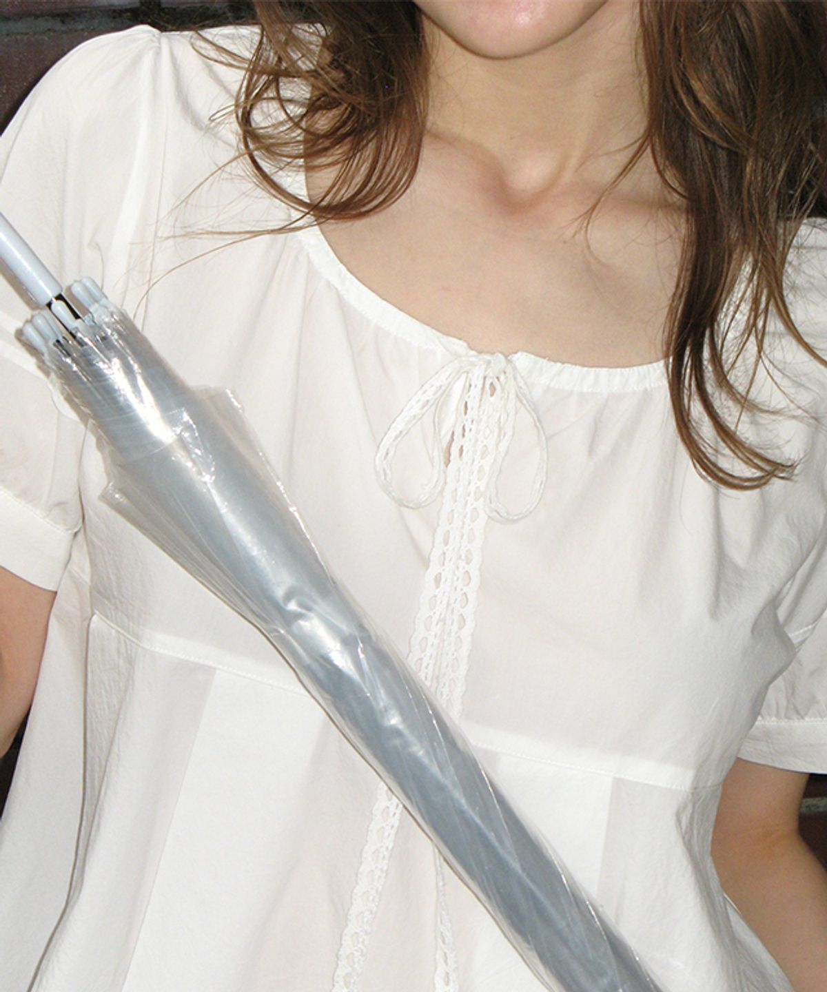 론론(RONRON) RIBBON TIE PLEATED PEPLUM BLOUSE WHITE