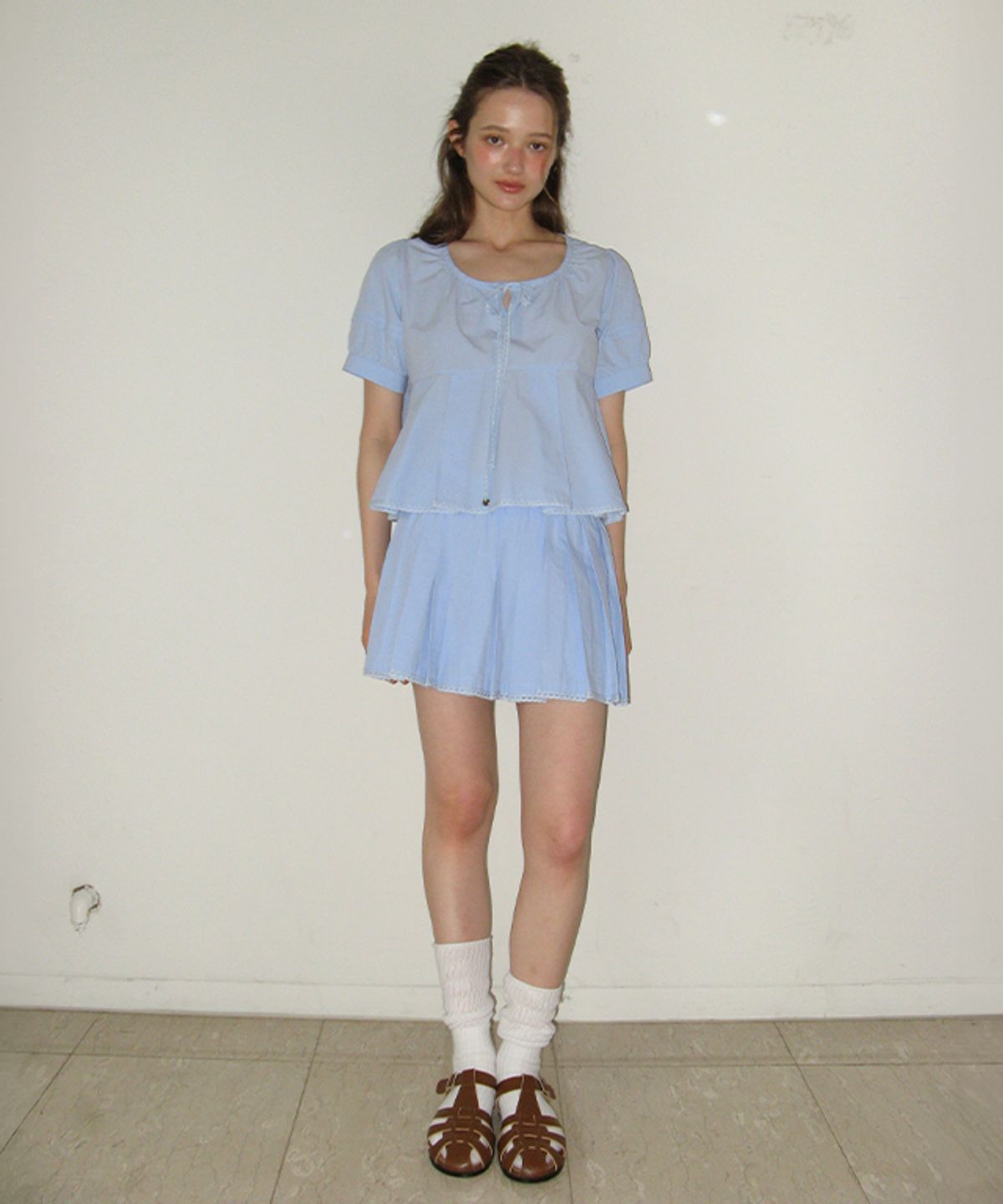 론론(RONRON) RIBBON TIE PLEATED PEPLUM BLOUSE SOFT BLUE