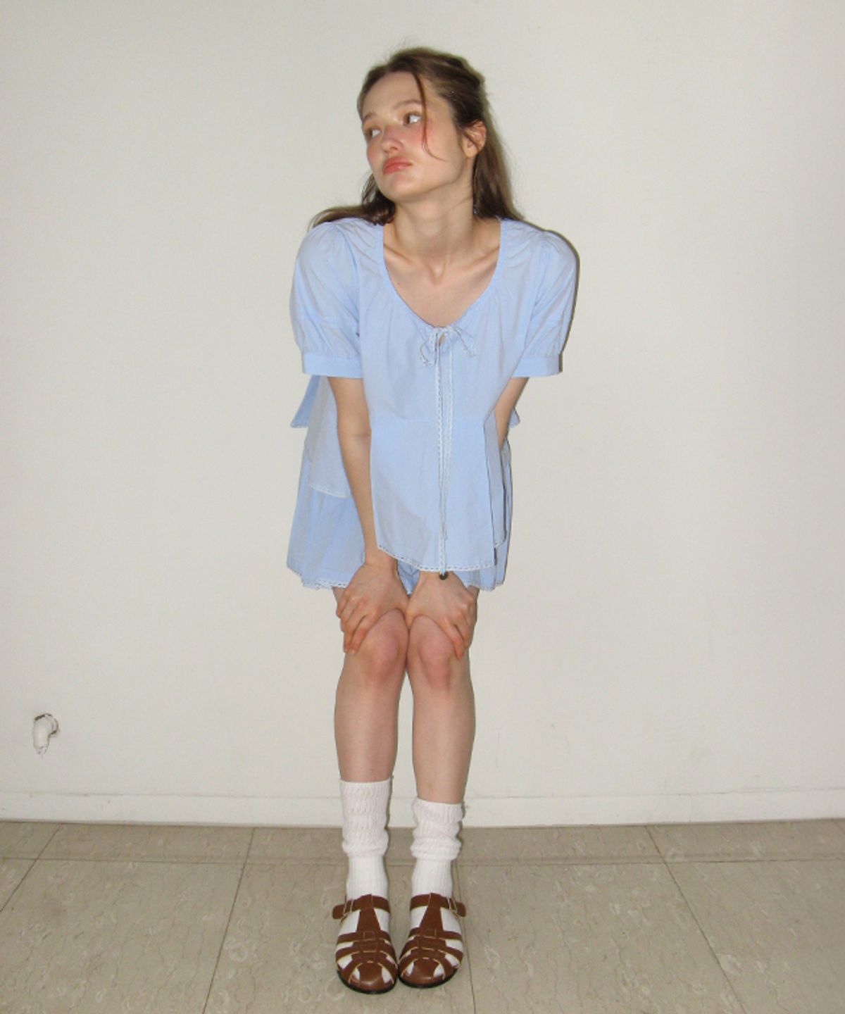 론론(RONRON) RIBBON TIE PLEATED PEPLUM BLOUSE SOFT BLUE