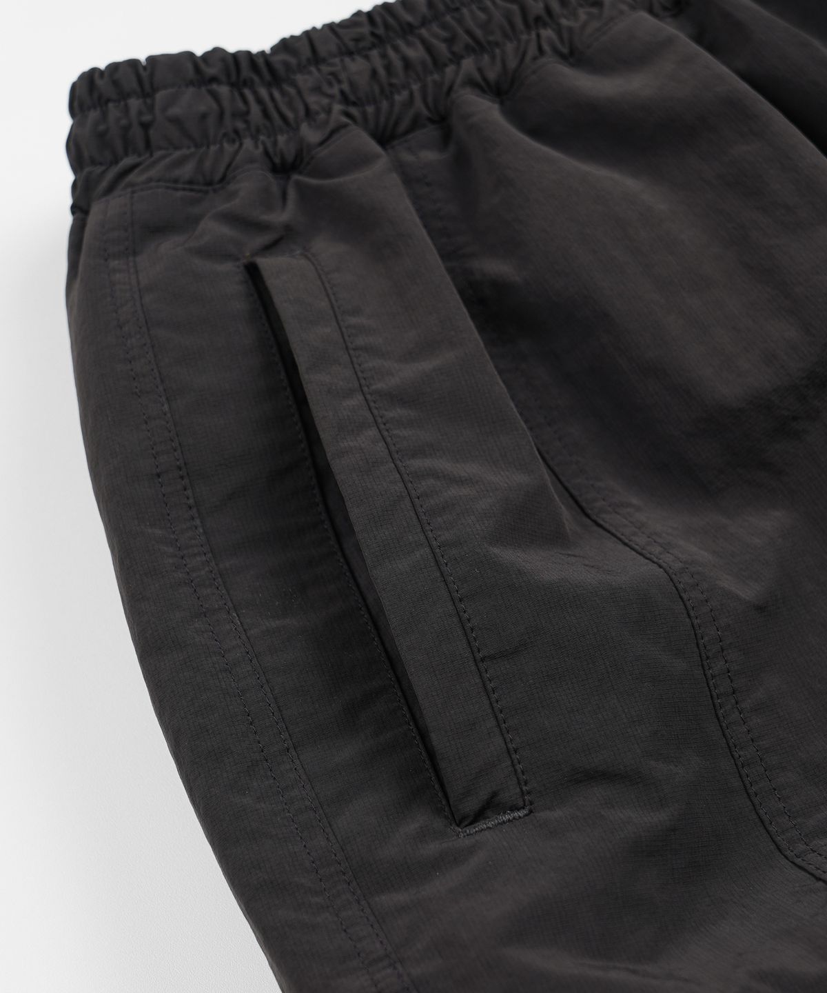 프리즘웍스(FRIZMWORKS) NYLON UTILITY POCKET SHORTS _ CHARCOAL