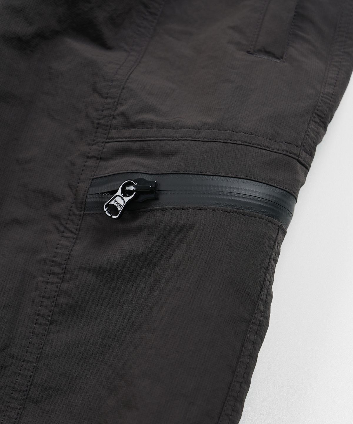 프리즘웍스(FRIZMWORKS) NYLON UTILITY POCKET SHORTS _ CHARCOAL