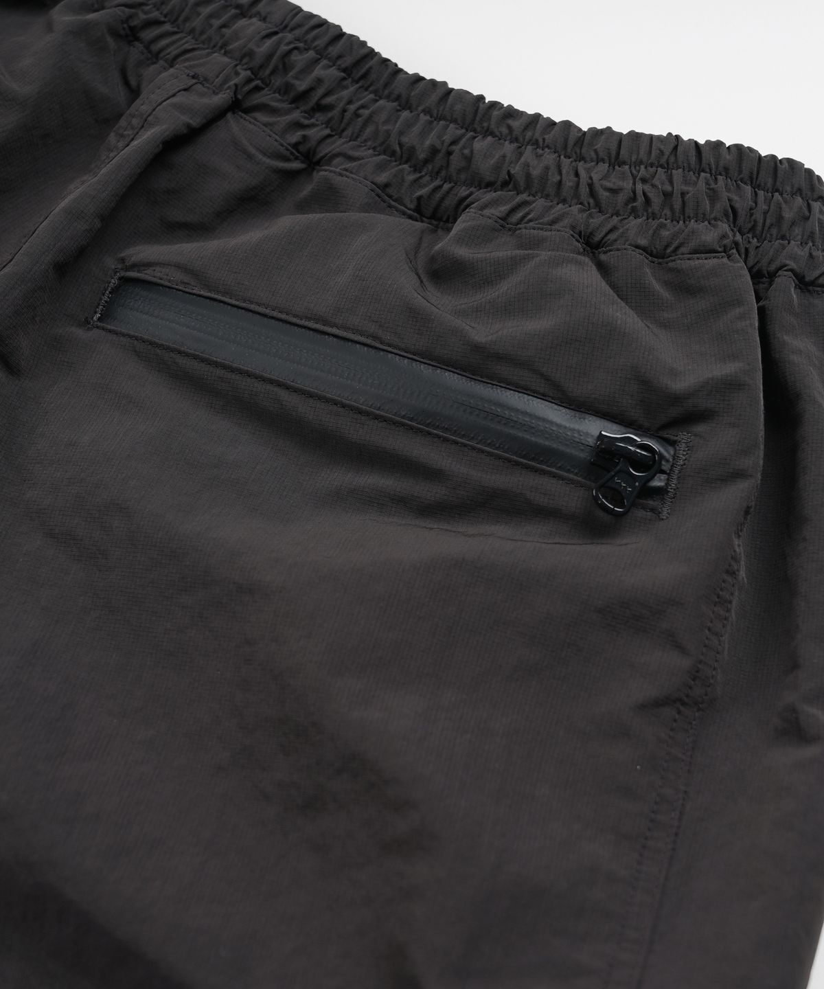 프리즘웍스(FRIZMWORKS) NYLON UTILITY POCKET SHORTS _ CHARCOAL