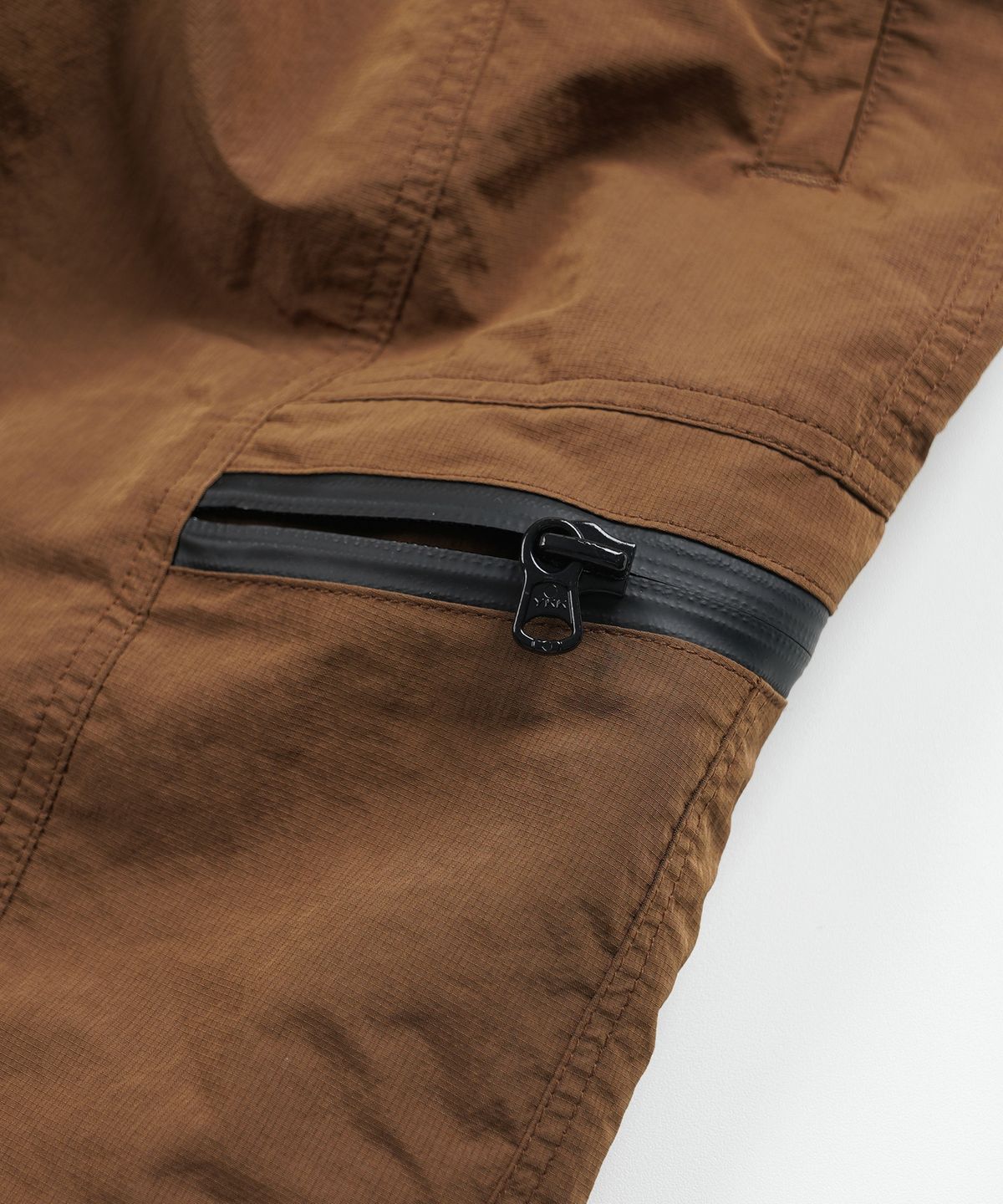 프리즘웍스(FRIZMWORKS) NYLON UTILITY POCKET SHORTS _ BROWN