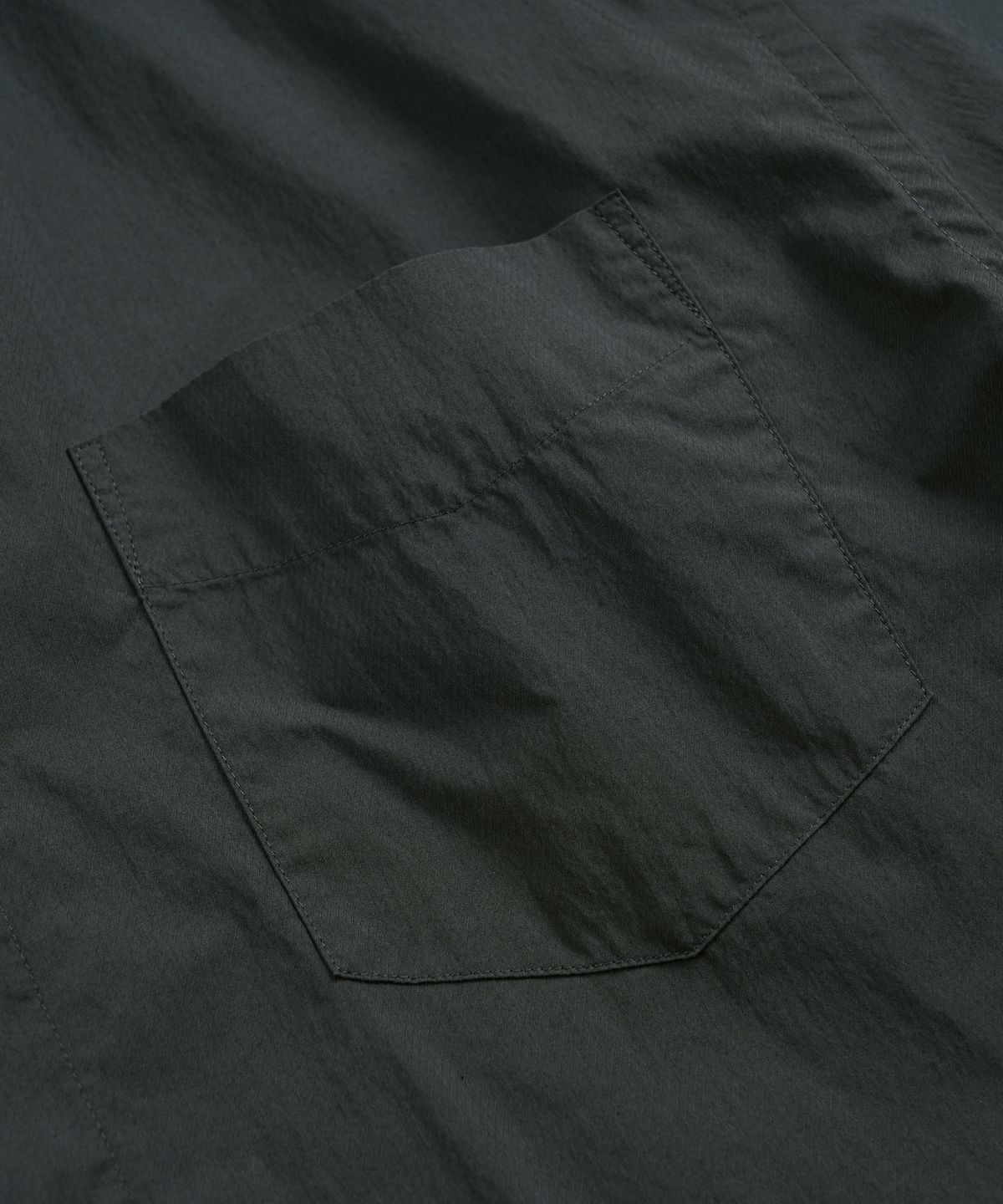프리즘웍스(FRIZMWORKS) FEATHER CN RELAXED HALF SHIRT _ CHARCOAL