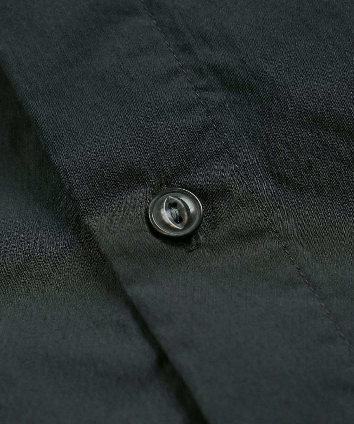 프리즘웍스(FRIZMWORKS) FEATHER CN RELAXED HALF SHIRT _ CHARCOAL