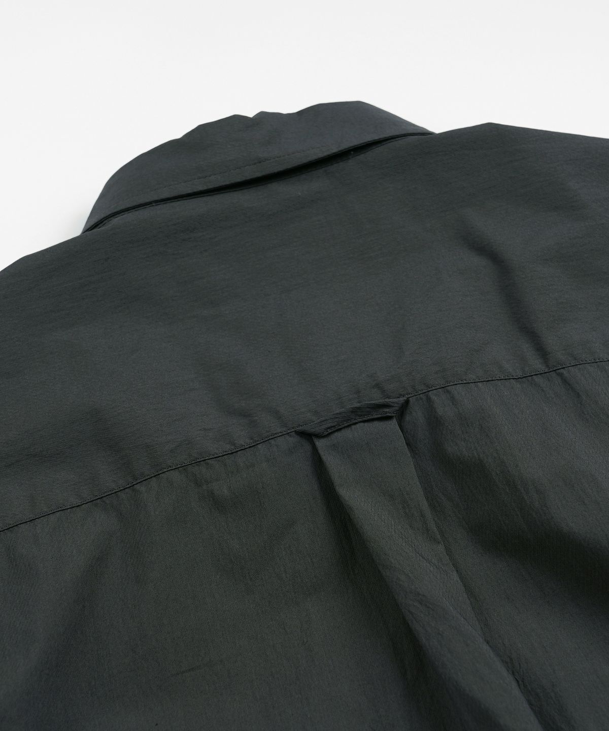 프리즘웍스(FRIZMWORKS) FEATHER CN RELAXED HALF SHIRT _ CHARCOAL