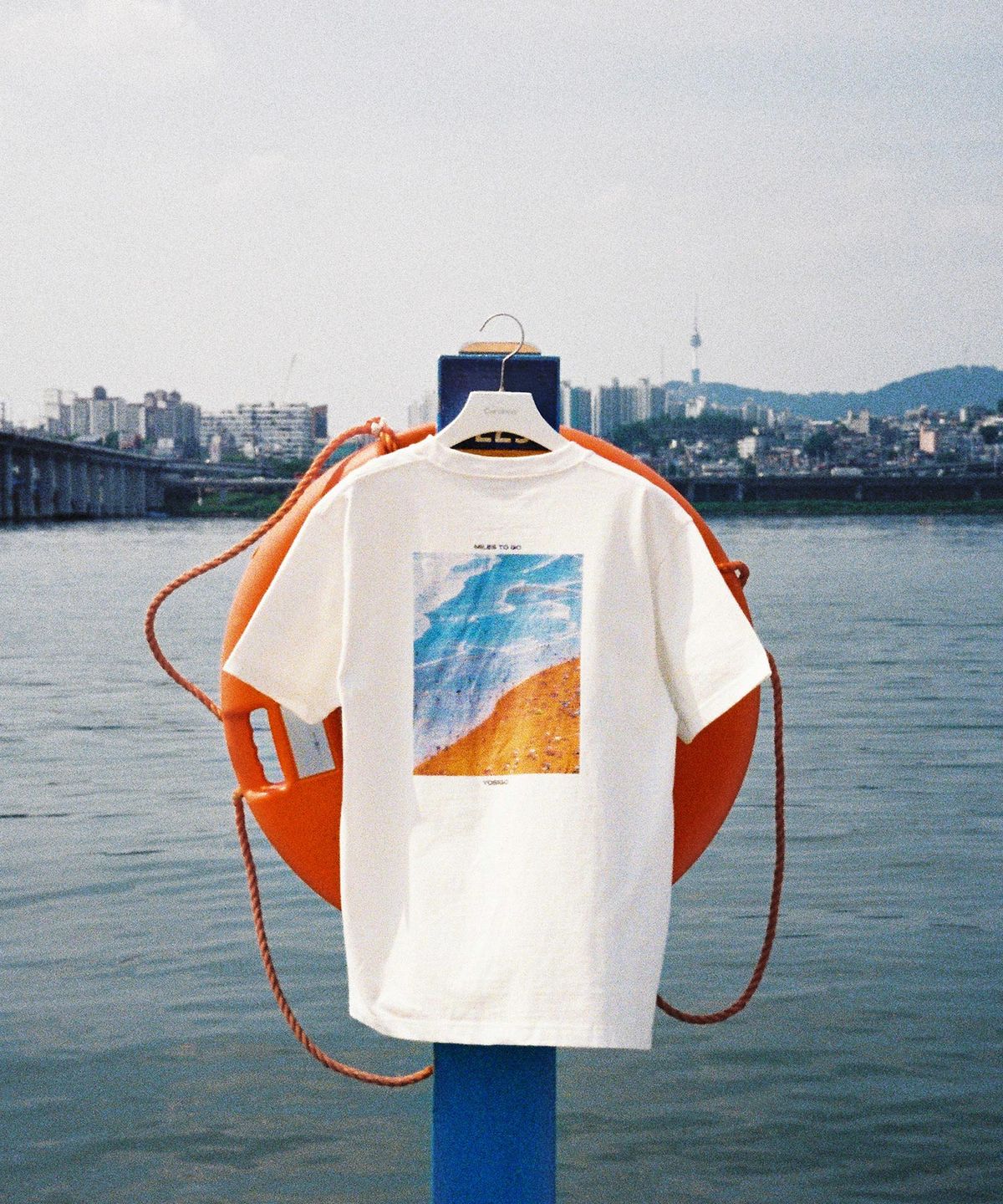 커버낫(COVERNAT) [YOSIGO] 샌드 앤 웨이브 티셔츠 White